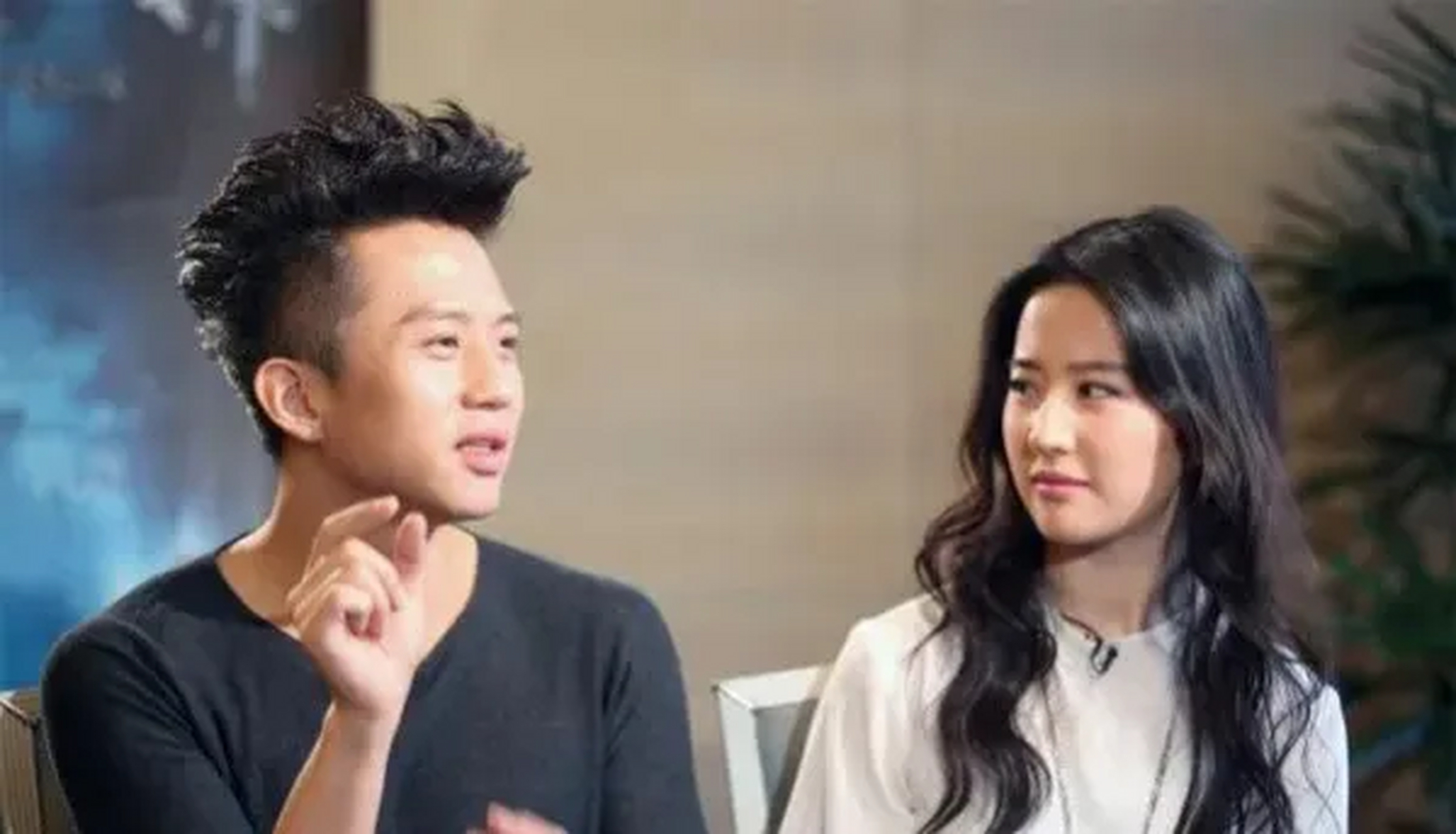 在颁奖晚会上,女星迪丽热巴对邓超说:好久不见!