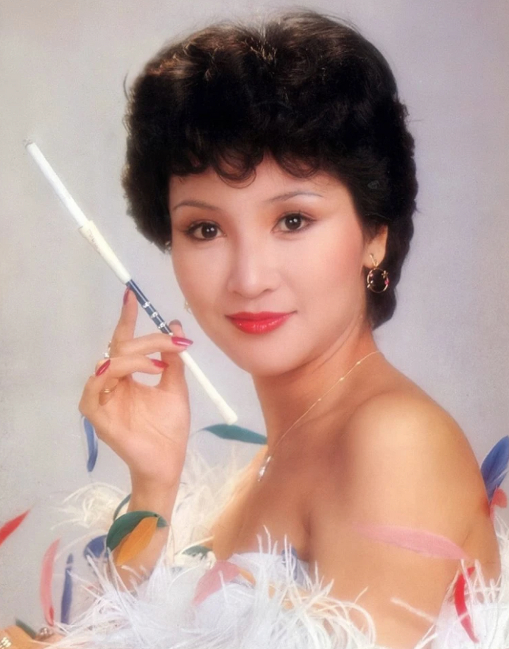 谢贤当年在澳门欠下巨额赌债,这使得他陷入了困境.为了挽救他,狄波拉