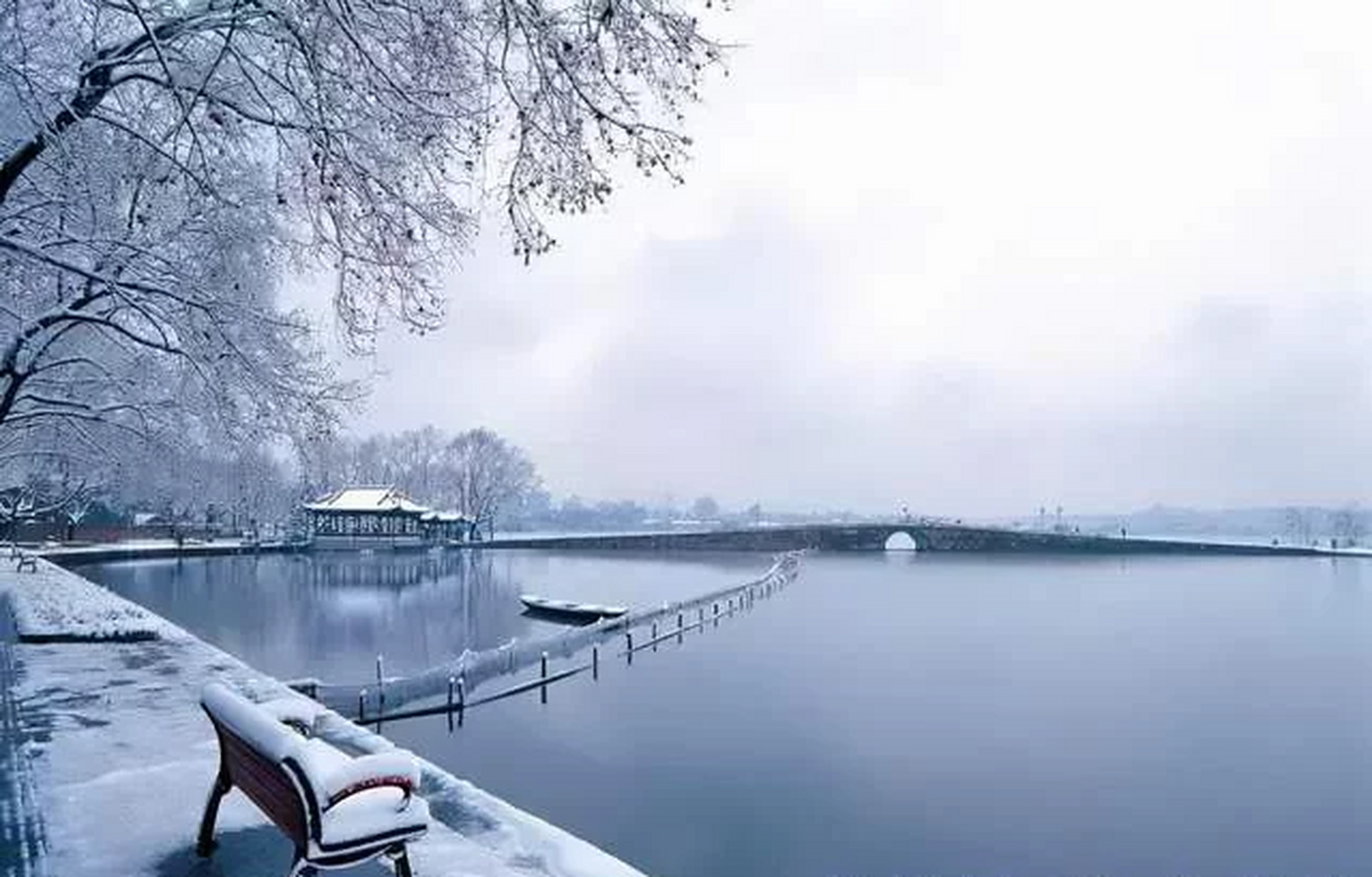 杭州的西湖素来是不缺乏赞扬的,雪后的西湖更是游人如织,赢得了古往今