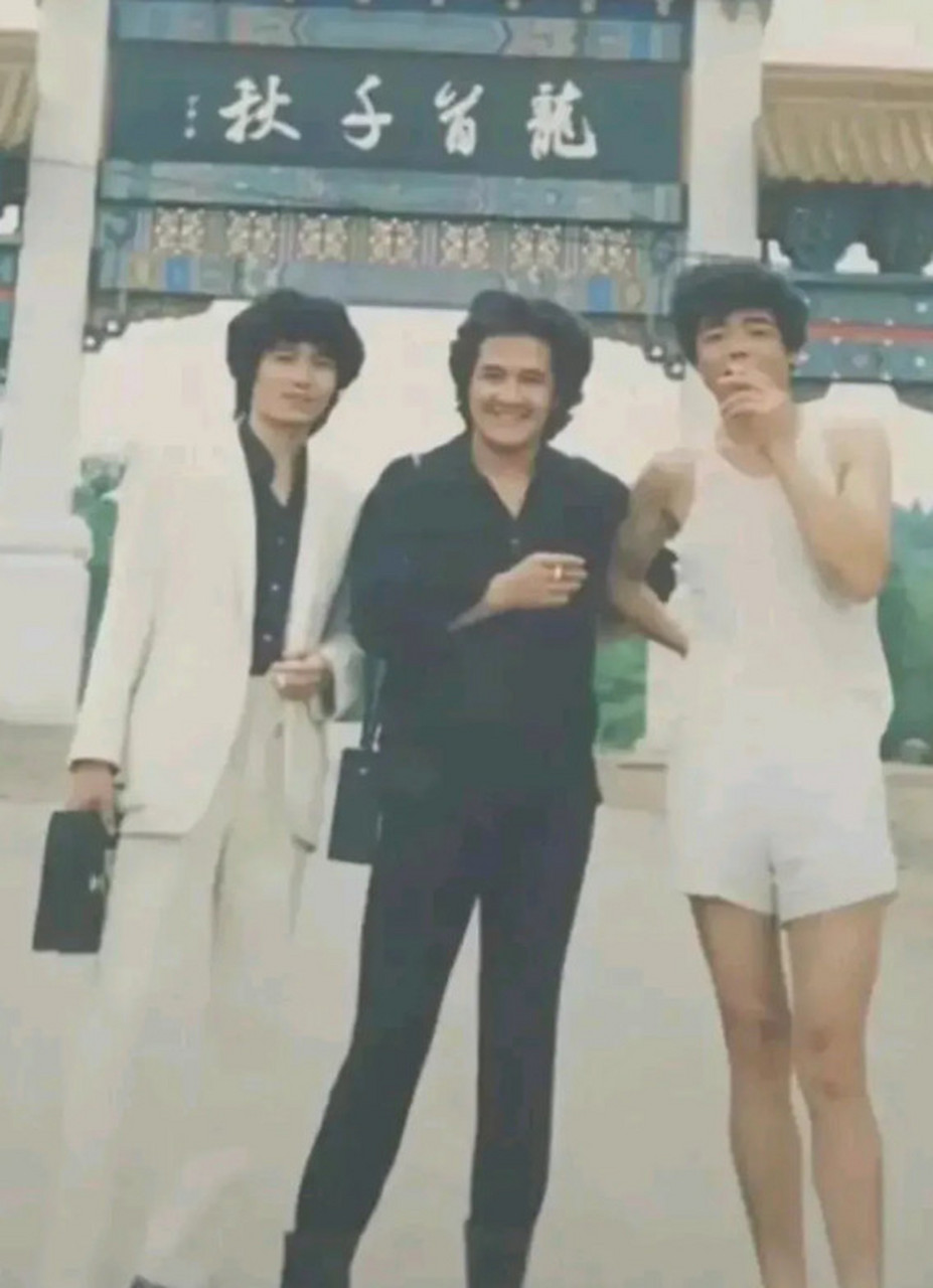 1982年的老照片,那时赵本山才25岁,一头卷发,一脸痞气,这打扮在那个