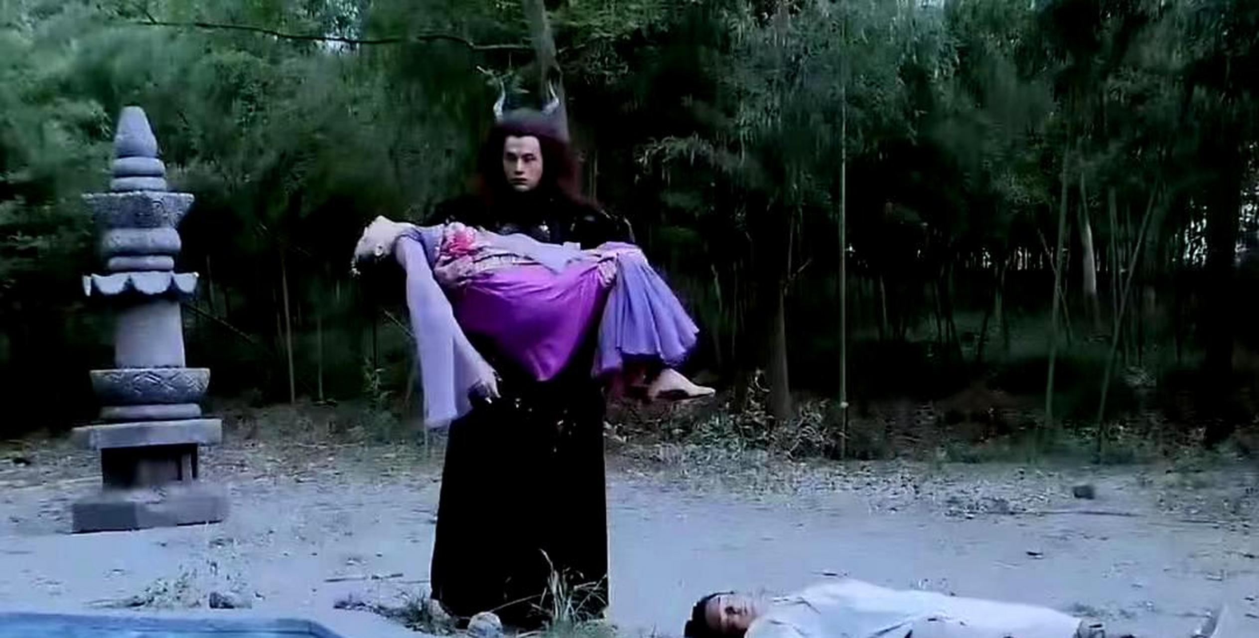 紫萱在重楼的怀里显得十分娇小,让人不禁发现重楼是一个痴情的男子.