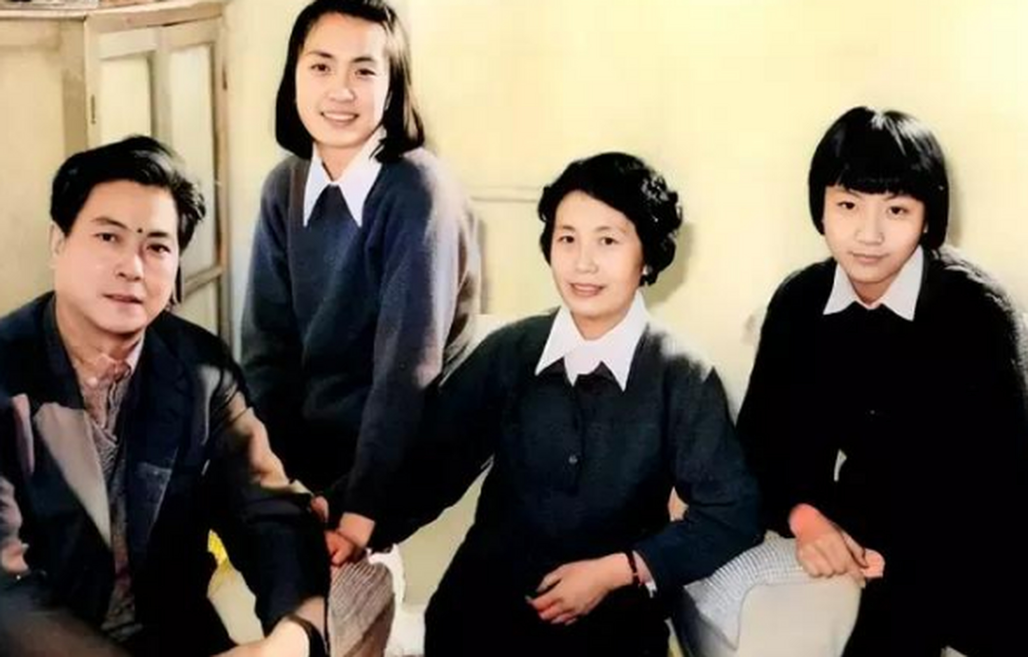 这张照片大概拍摄于上世纪80年代末,拍摄地点应该是北京张玉凤的家