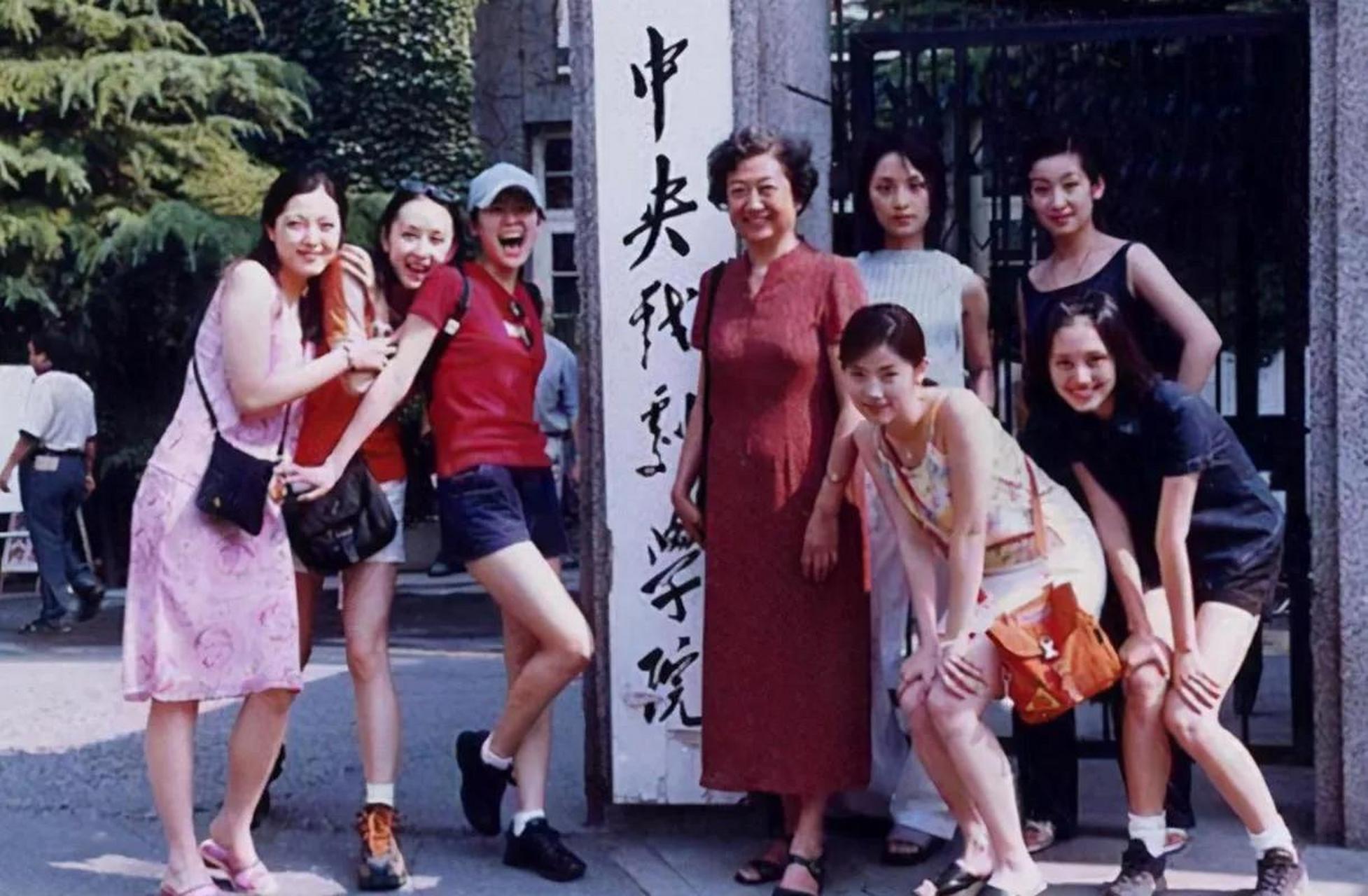 在上世纪90年代末的中戏表演班中,有一班被称为"96班"的群星云集之班.