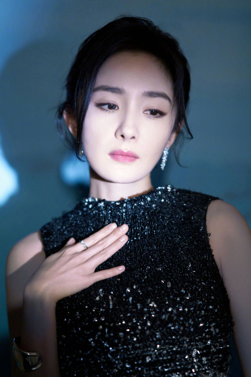 金秋图文动态创作# #杨幂#杨幂光影中的盛世容颜,光的另一端,是背对