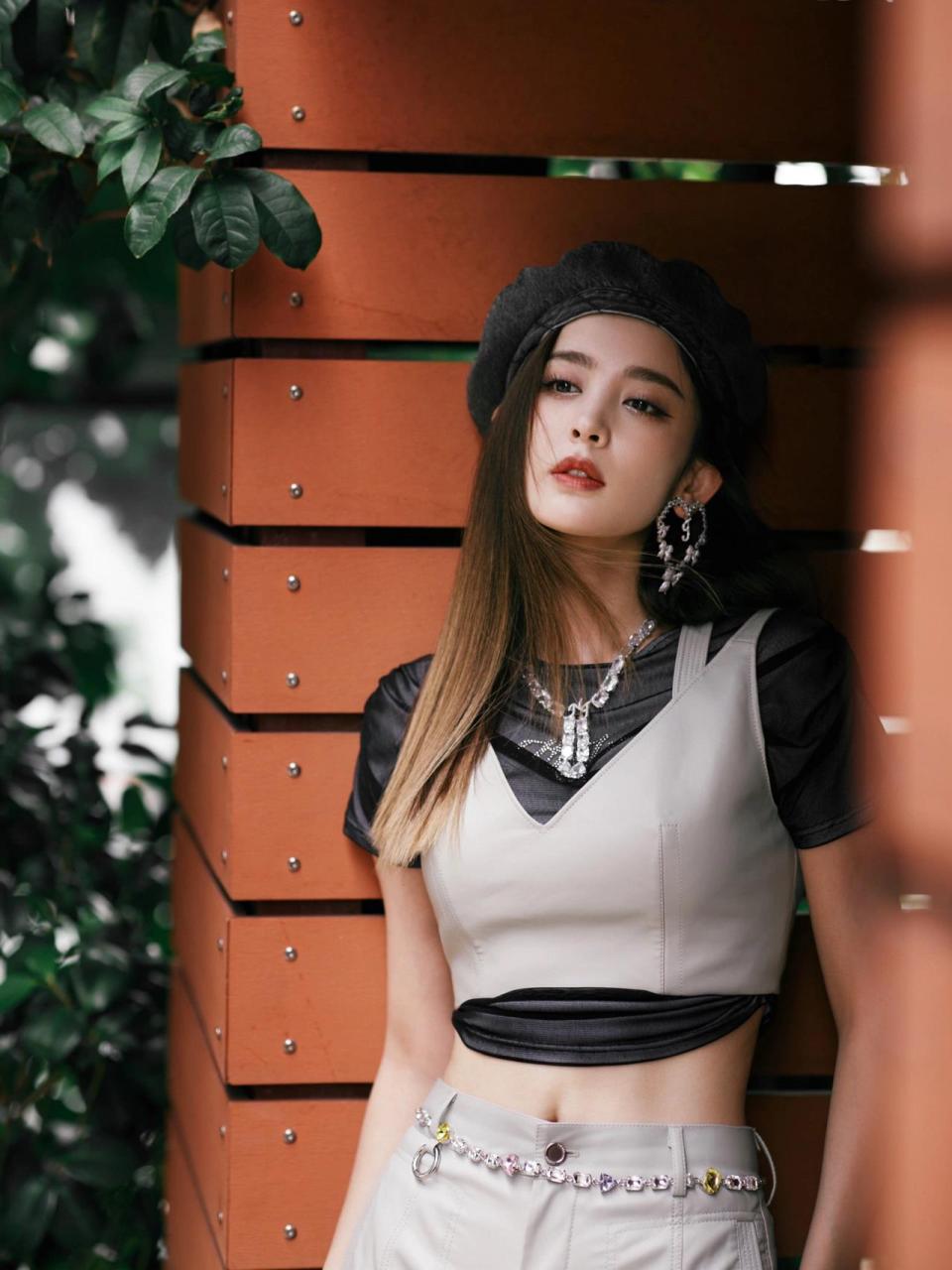 女明星私服爱豆同款穿搭 look: t恤: didu 背心&皮裤: privatepolicy