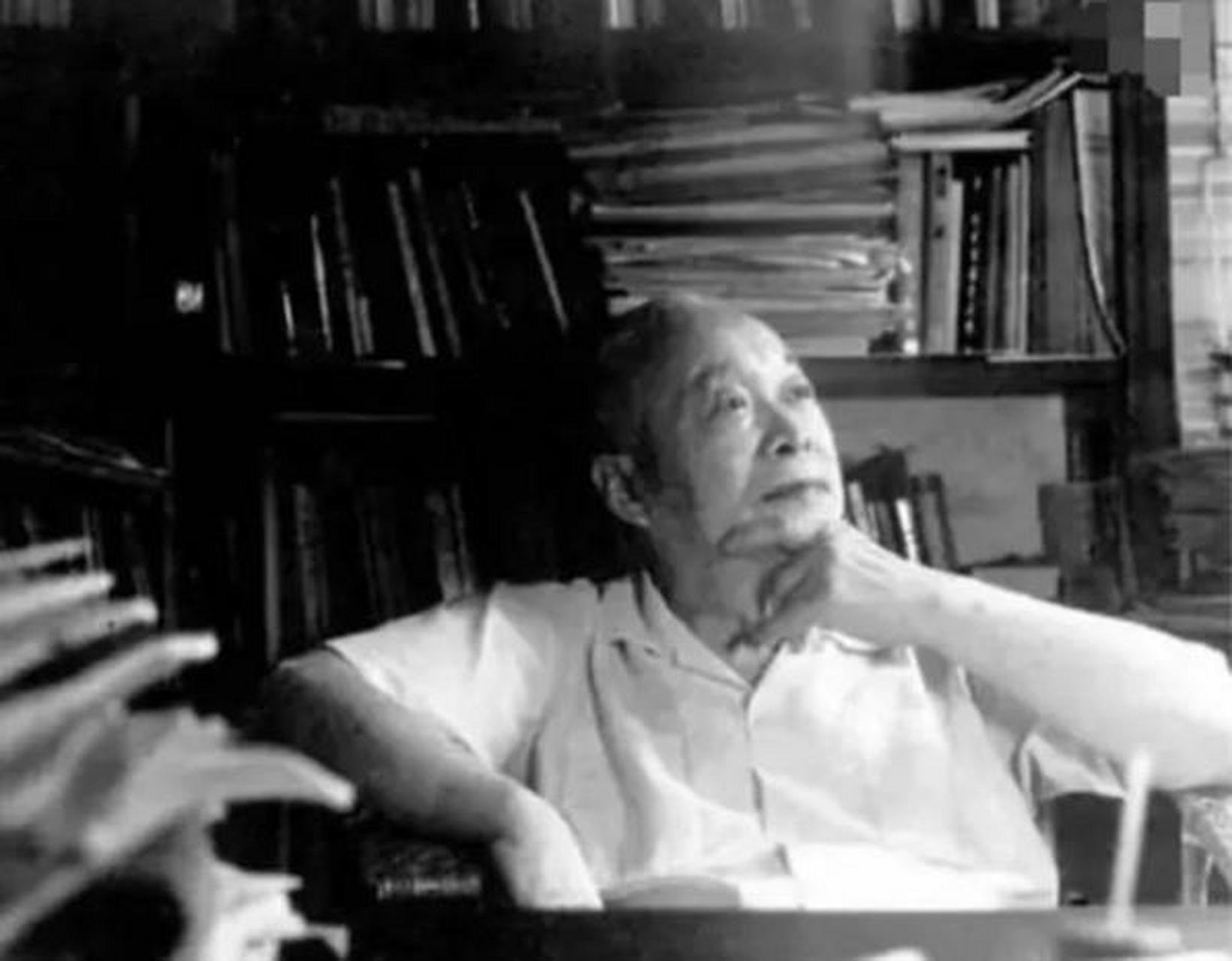 一天,钱玄同看到儿子钱秉穹的一封信,很好奇谁给儿子写信,但当他看完