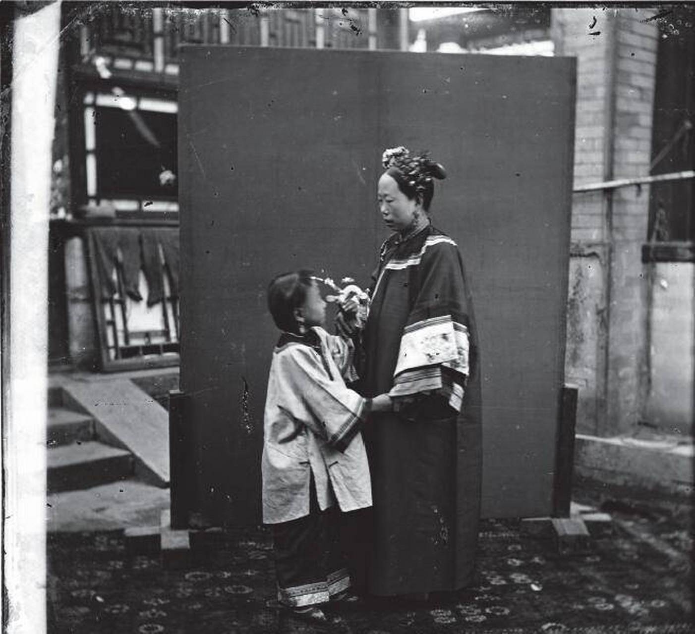 满族妇女和她的女儿  满族女子发型很多,比如大盘头,大蓬头,架子头,老