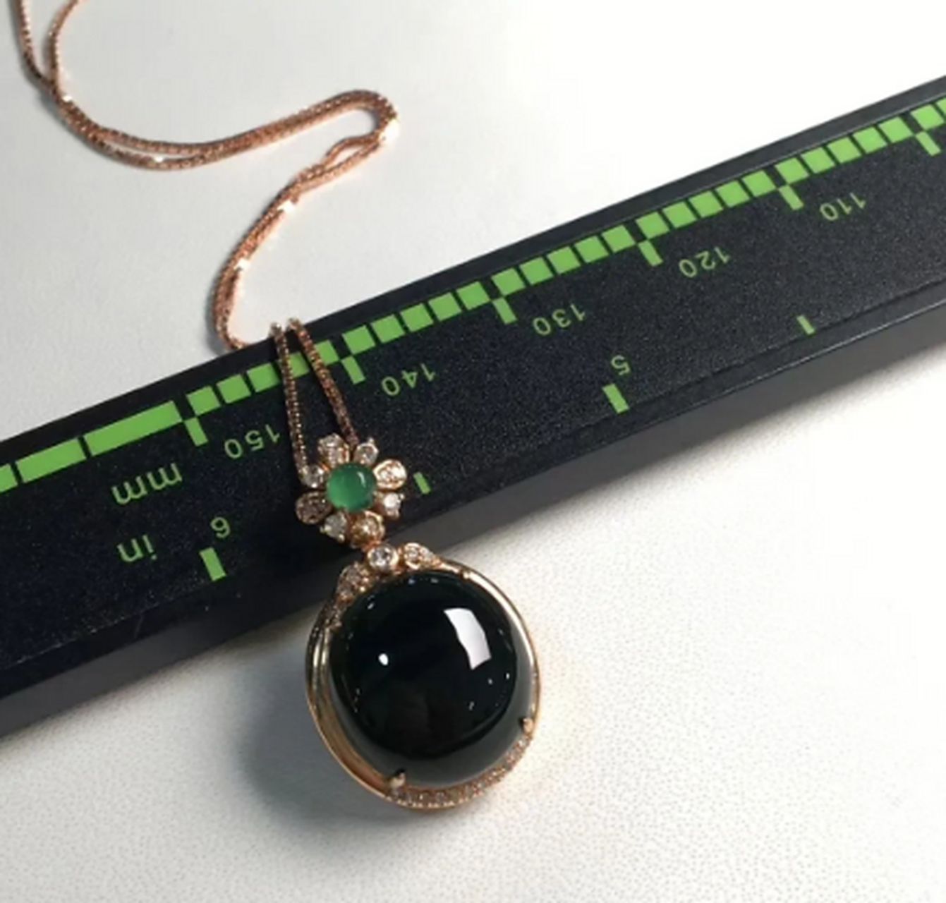 点击头像看直播##翡翠#墨翠蛋面女士挂坠,品相饱满,18k金镶,精致捶浇