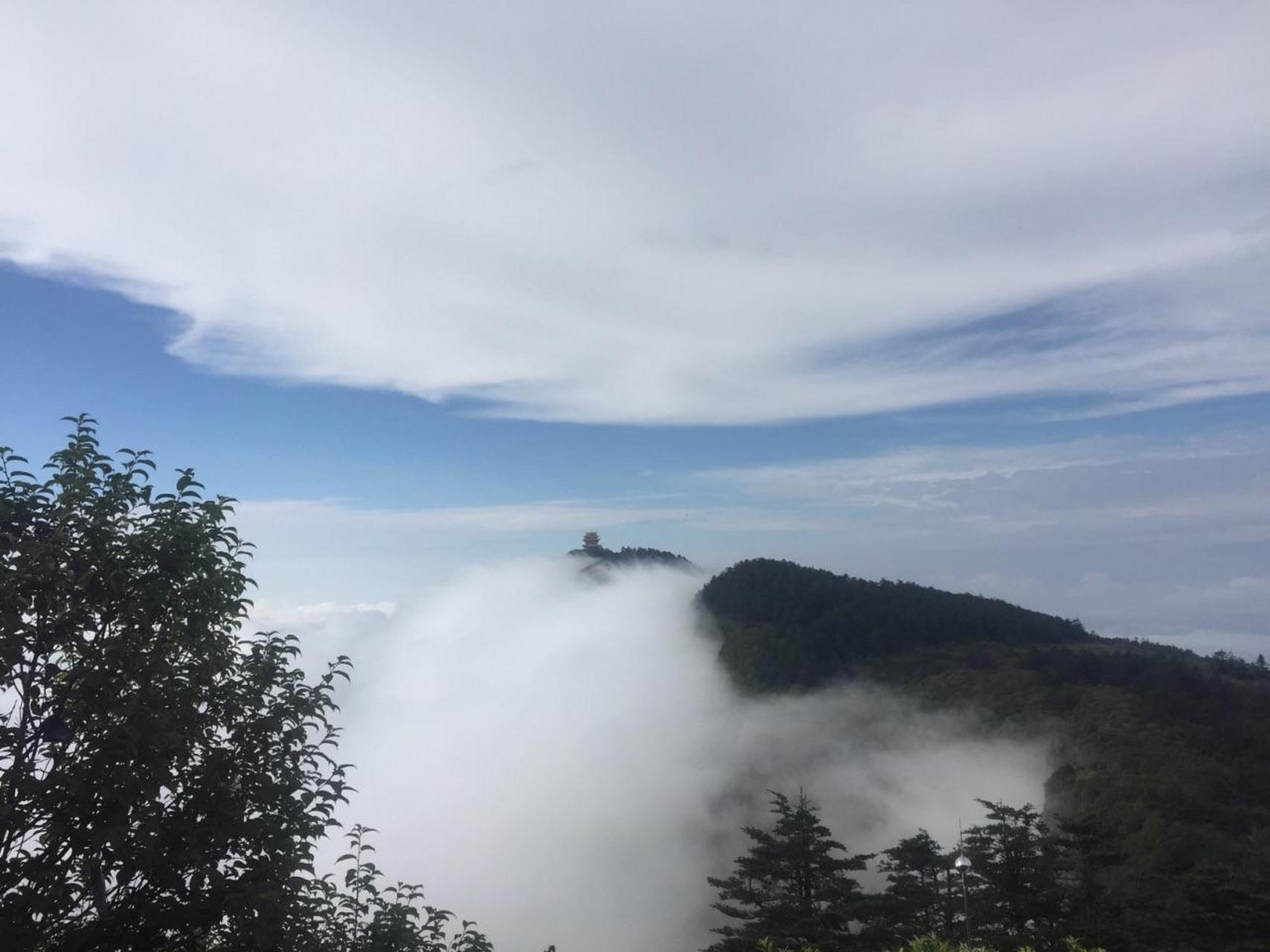 四川峨眉山是天下名山,风景秀丽,令人赞叹.