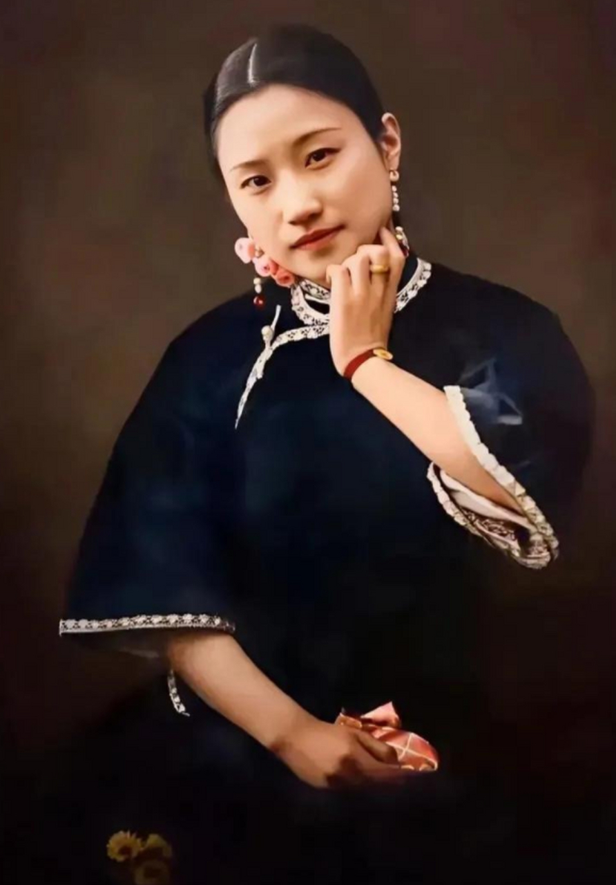 她出身名门,父亲陆定曾担任过财政部司长,对于琴棋书画陆小曼也是样