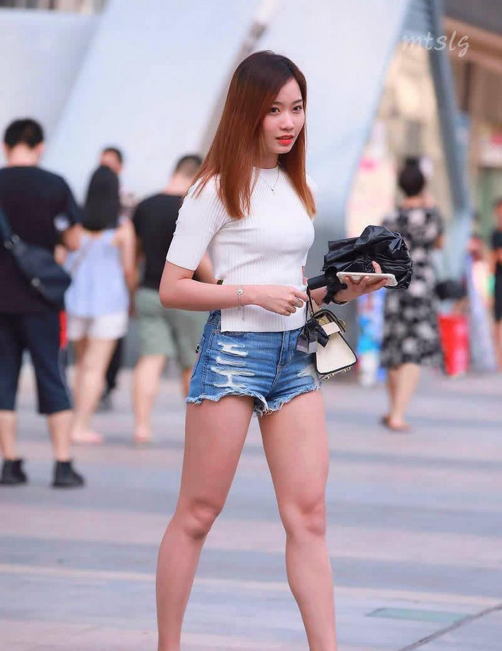 穿紧身吊带衣的女神,穿得紧绷绷很有韵味,让人不敢直视