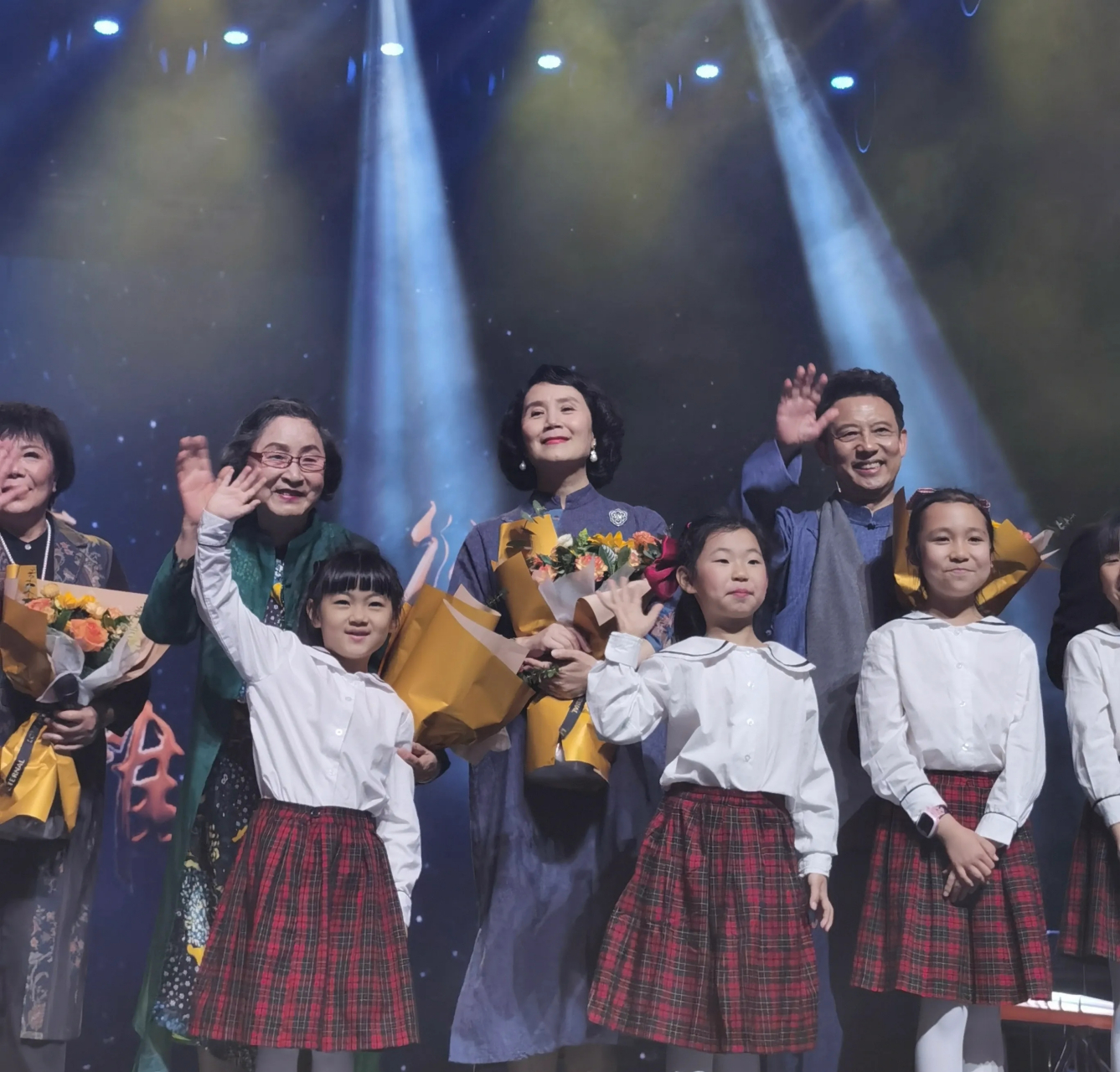 被56岁严晓频的气质折服,一袭蓝色改良旗袍优雅端庄,骨子里的雅韵最是