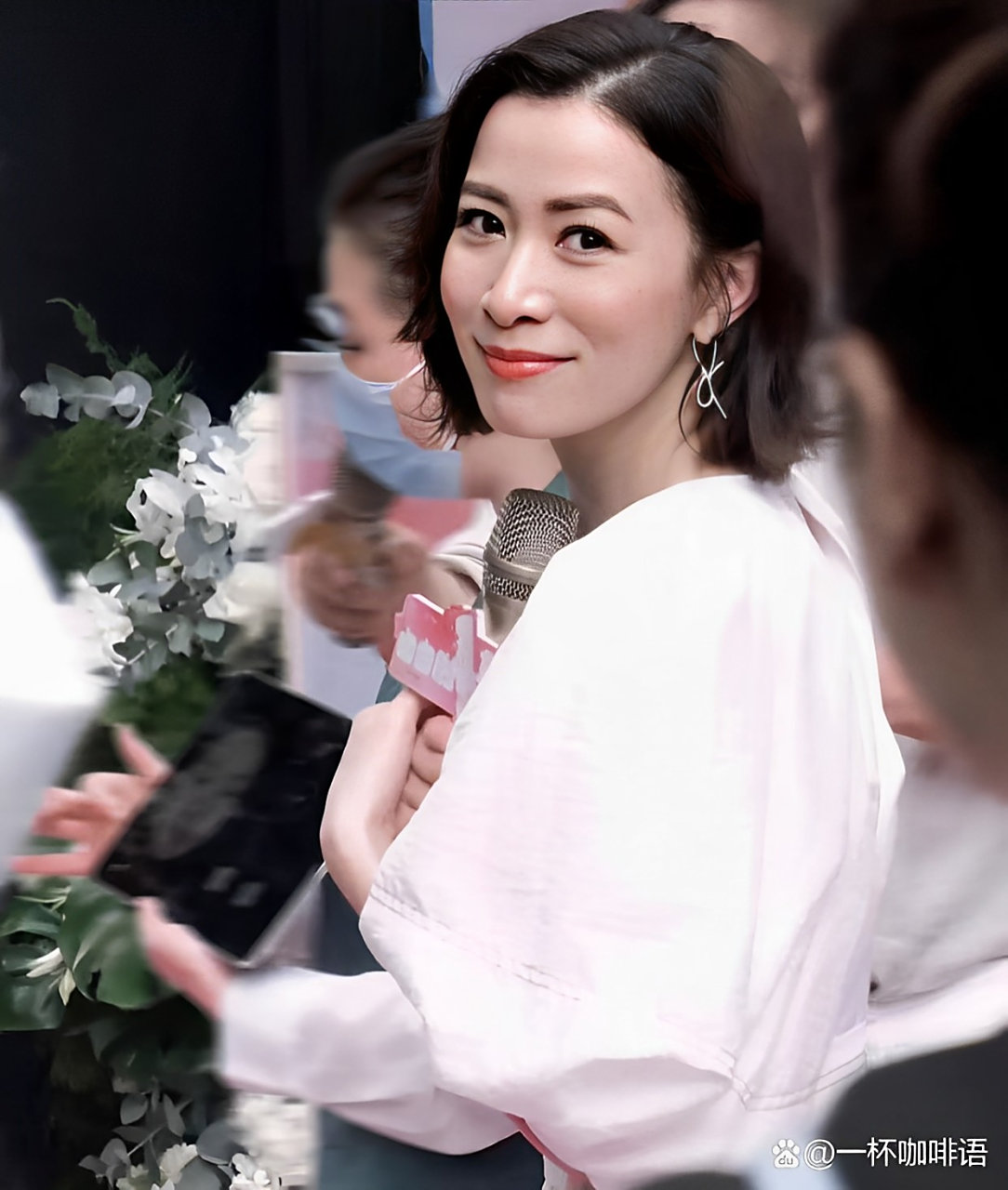 佘诗曼是一位很受欢迎的香港明星,她无论演古代戏还是现代戏,都入木