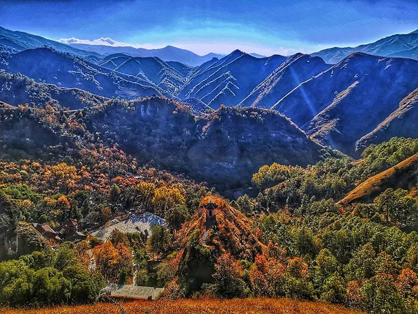 公母山,位于盐源县城西南5公里处,因为有两块独特的地貌——公石和母