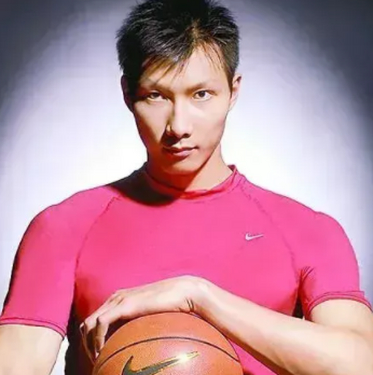 "中国男篮一哥"易建联在美国的千万豪宅曝光,二千平方米的大别墅,羡煞