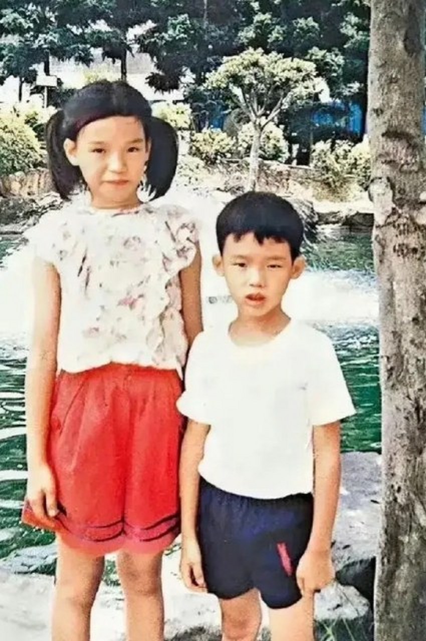 舒淇小时候好腼腆啊! 被弟弟踩着脚照相也没有反抗