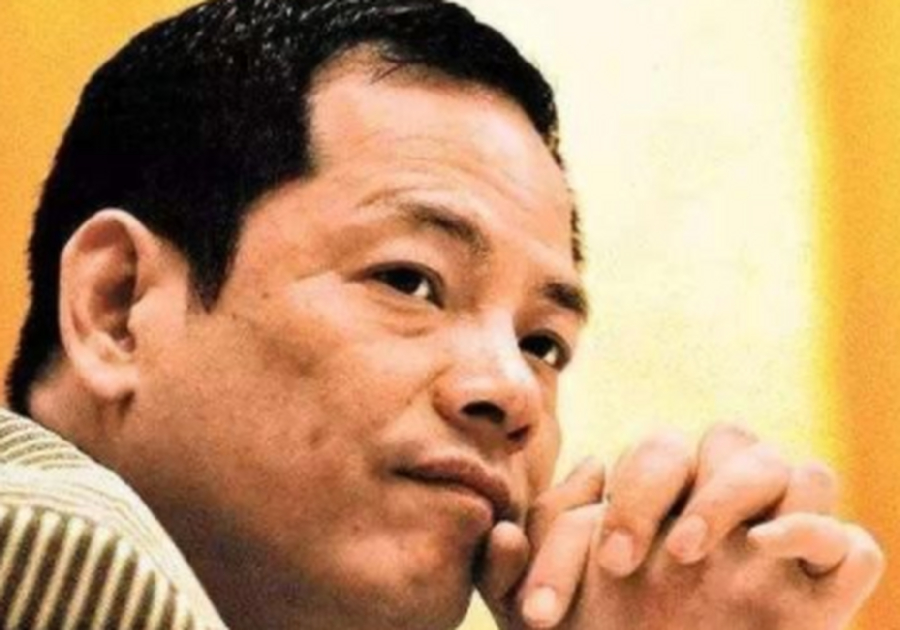 澳门葡京酒店内,和家人晚宴的崩牙驹,突然被警司白德安带走