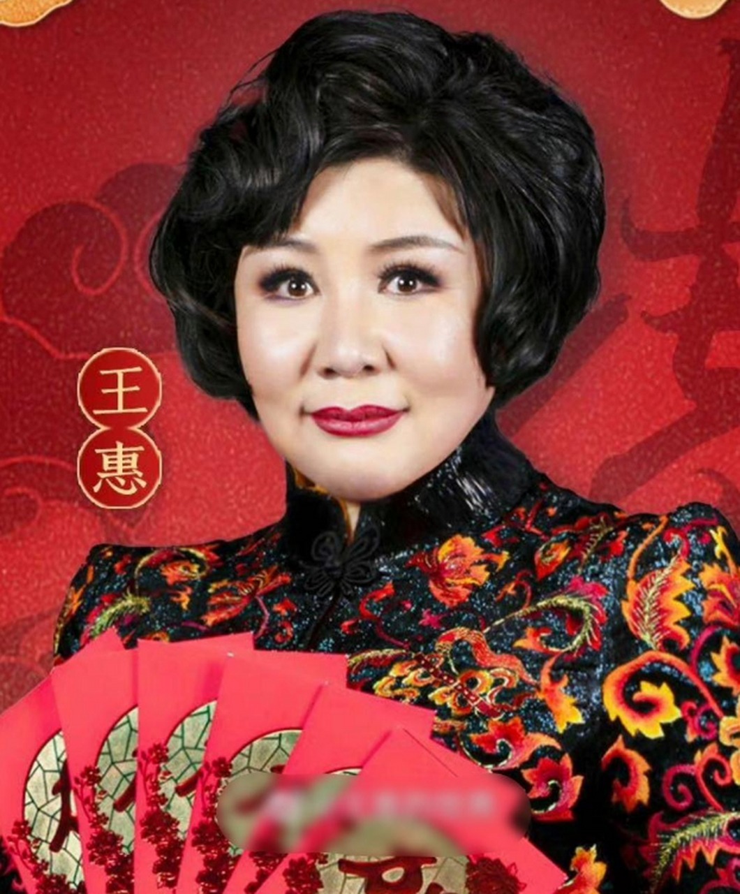 郭德纲老婆过生日,一家四口合影,郭麒麟最瘦.