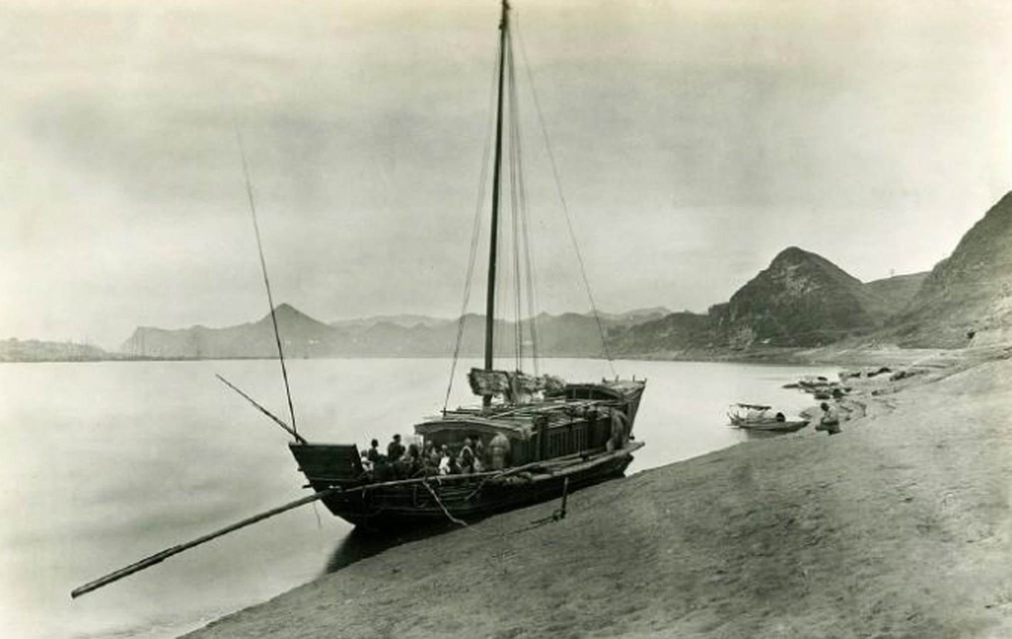 美国人拍摄的百年前长江三峡:风景依旧秀丽,但纤夫们生活艰难 西陵峡