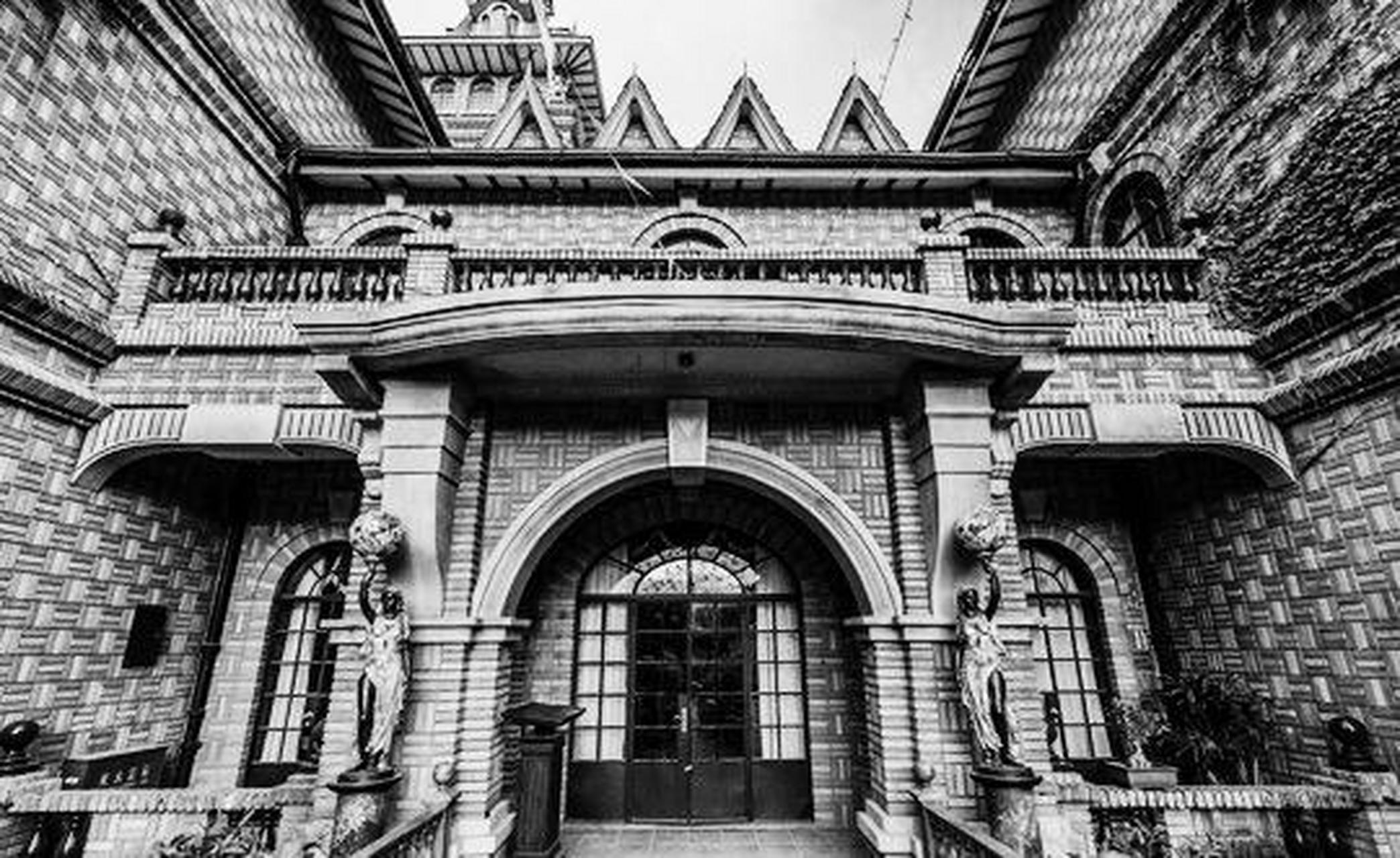 1936年,潜伏在上海法租界巡捕房的地下党员李世文,一早起来上班.