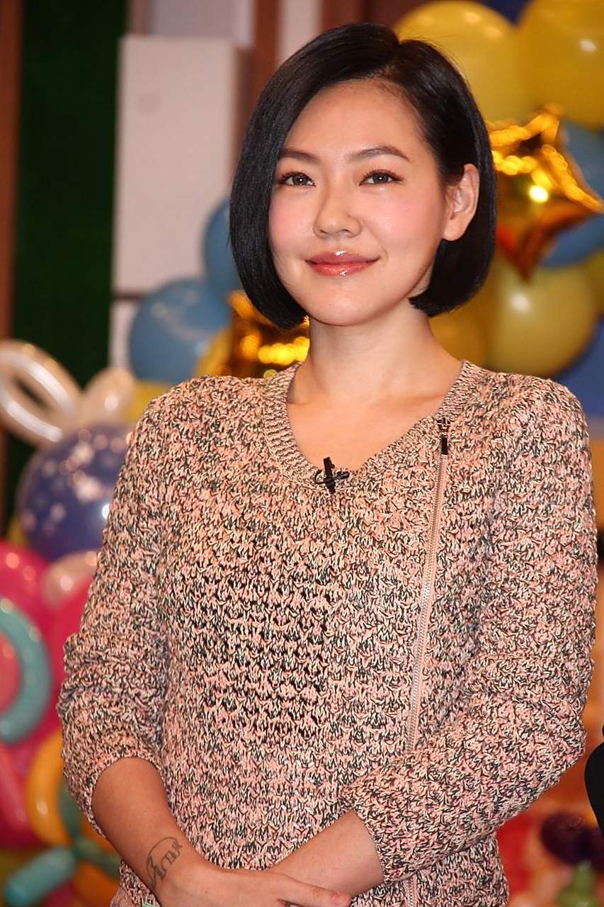 姐夫亲吻小姨子,暧昧如此,大s不介意,难道小s