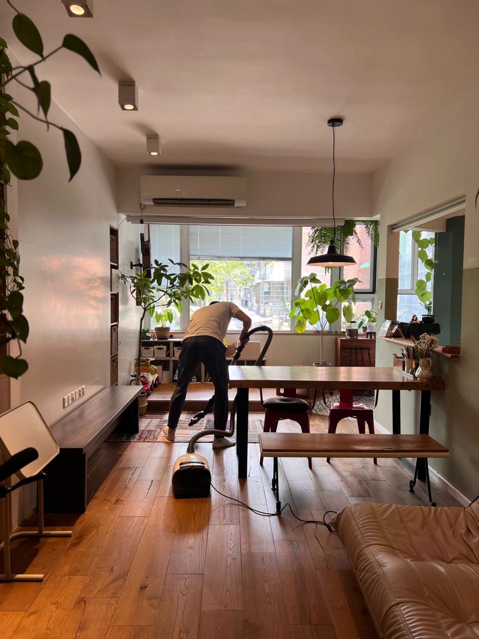 每次他不爽的时候就开始搞卫生,把家里上上下下都吸个遍,里里外外