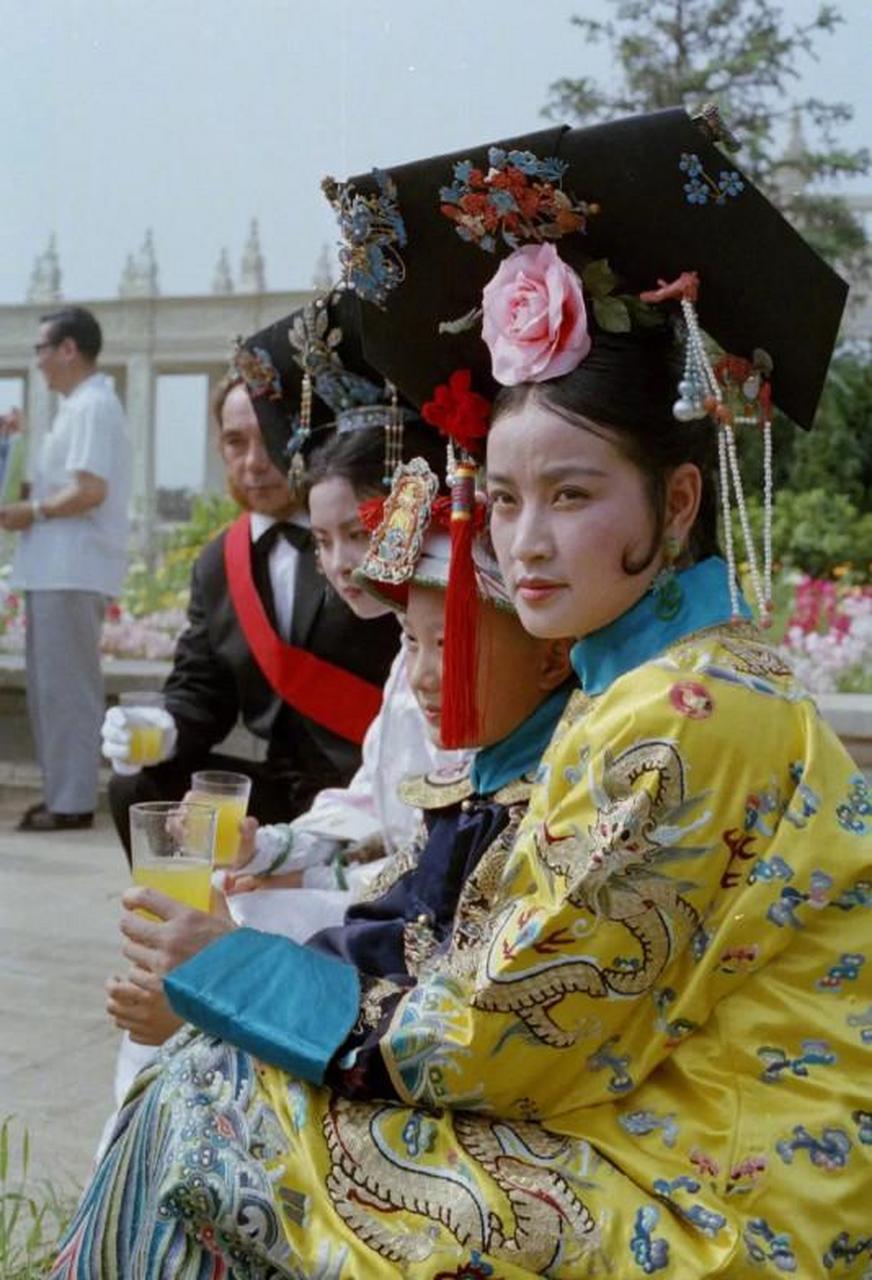 1982年,刘晓庆在故宫拍电影《垂帘听政》期间, 梁家辉请大家喝汽水的