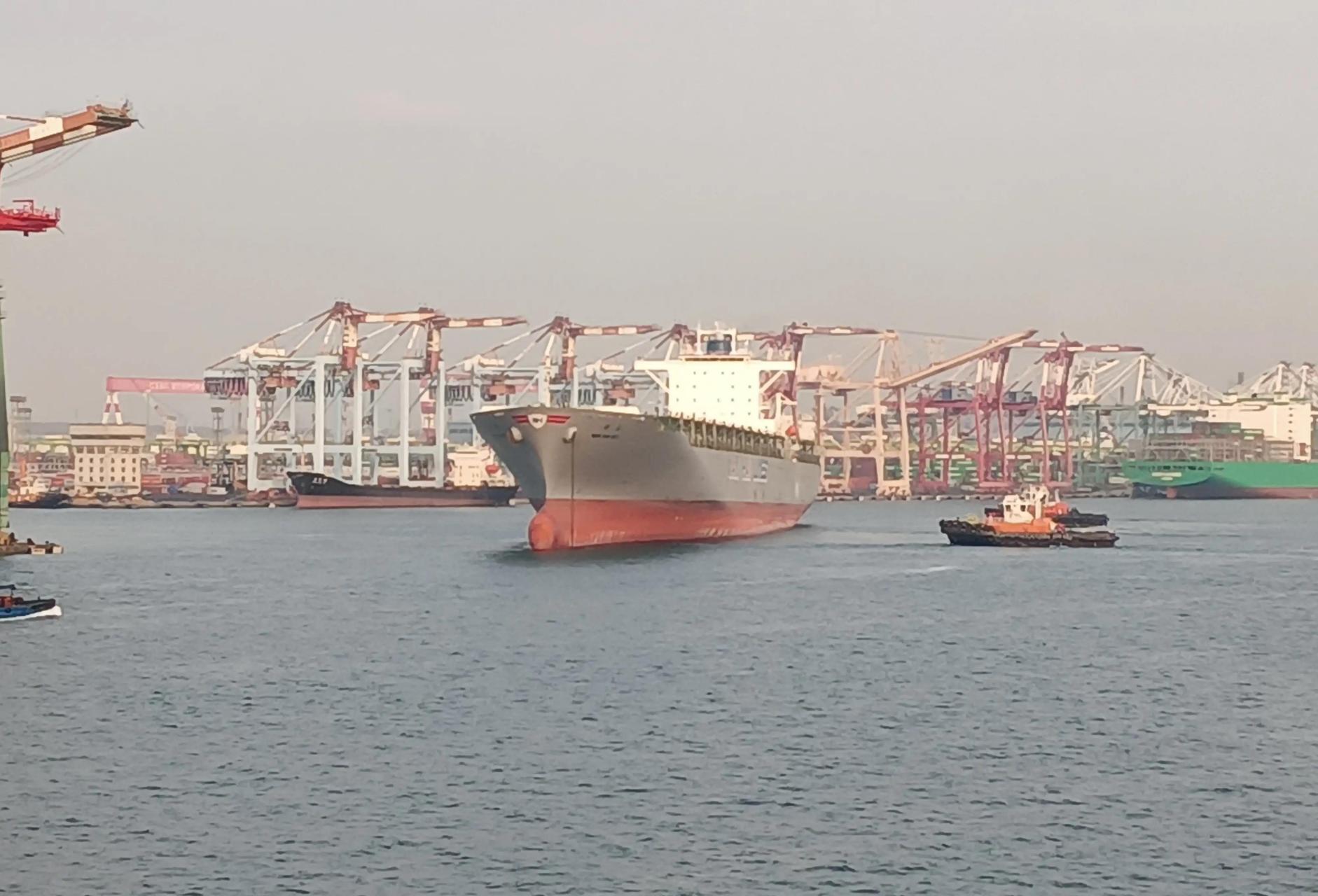 今天看到一条万海的集装箱船好像在高雄港里面下锚,看到锚链有下水