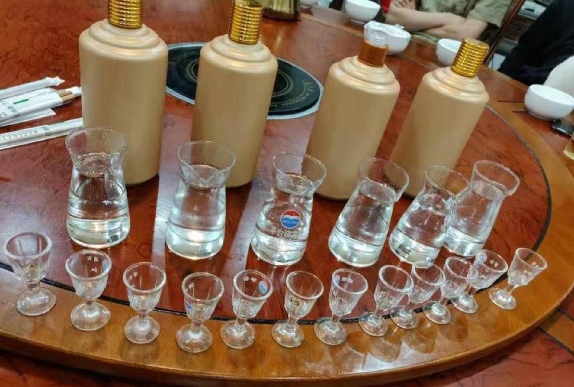 北京30位退休干部参加酒会,3大桌,桌桌都是海鲜鲍