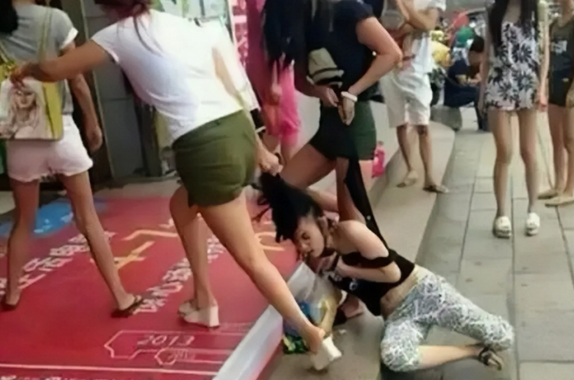 这是一张标题为"广西多名女生围殴打架,女小三被扒光肚兜"的图片.