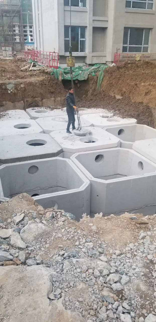 开敞式矩形蓄水池:这种形式的蓄水池依其用料不同可分为砖砌式,浆砌石