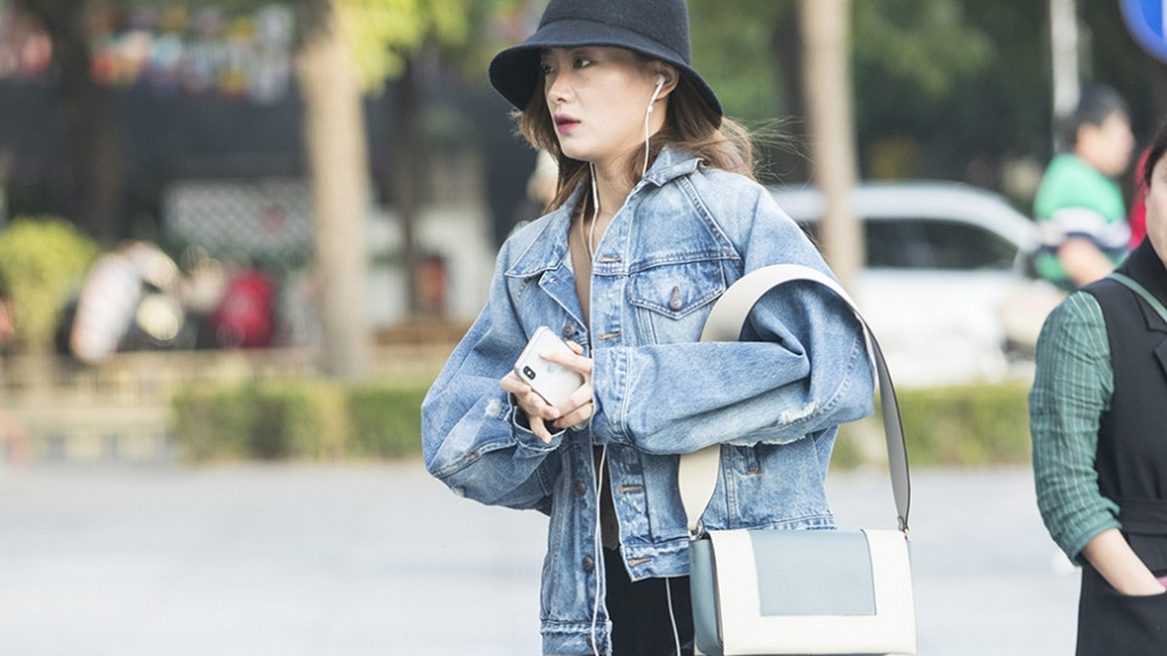 街拍;渔夫帽怎么搭配好看,小姐姐搭配的有点特别