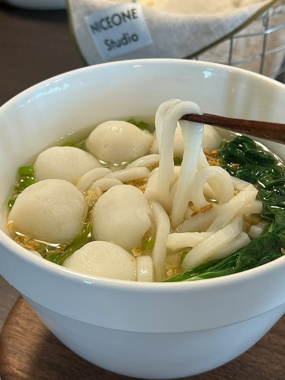 小葱,蒜头油的点缀,让这碗鱼丸粗面更加美味可口. 快来尝试