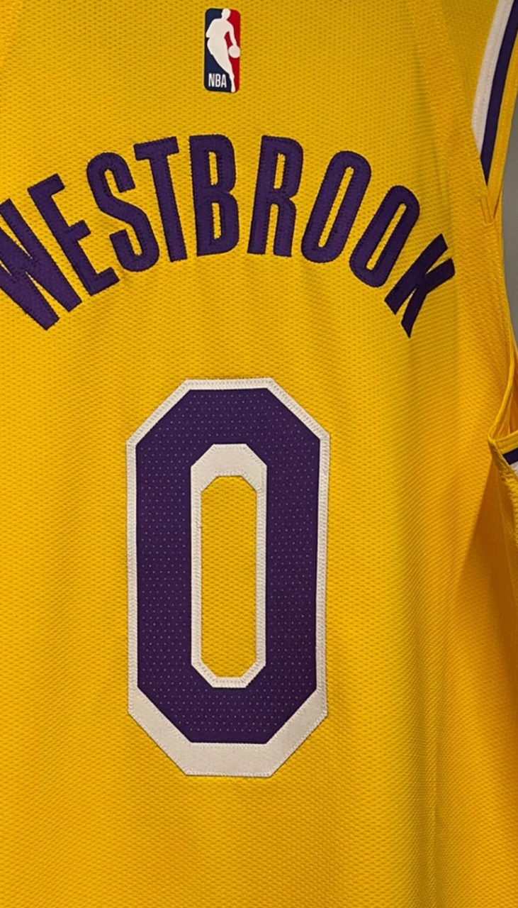 威少晒出他的湖人球衣实拍照 今日,湖人官方正式宣布从奇才交易得到