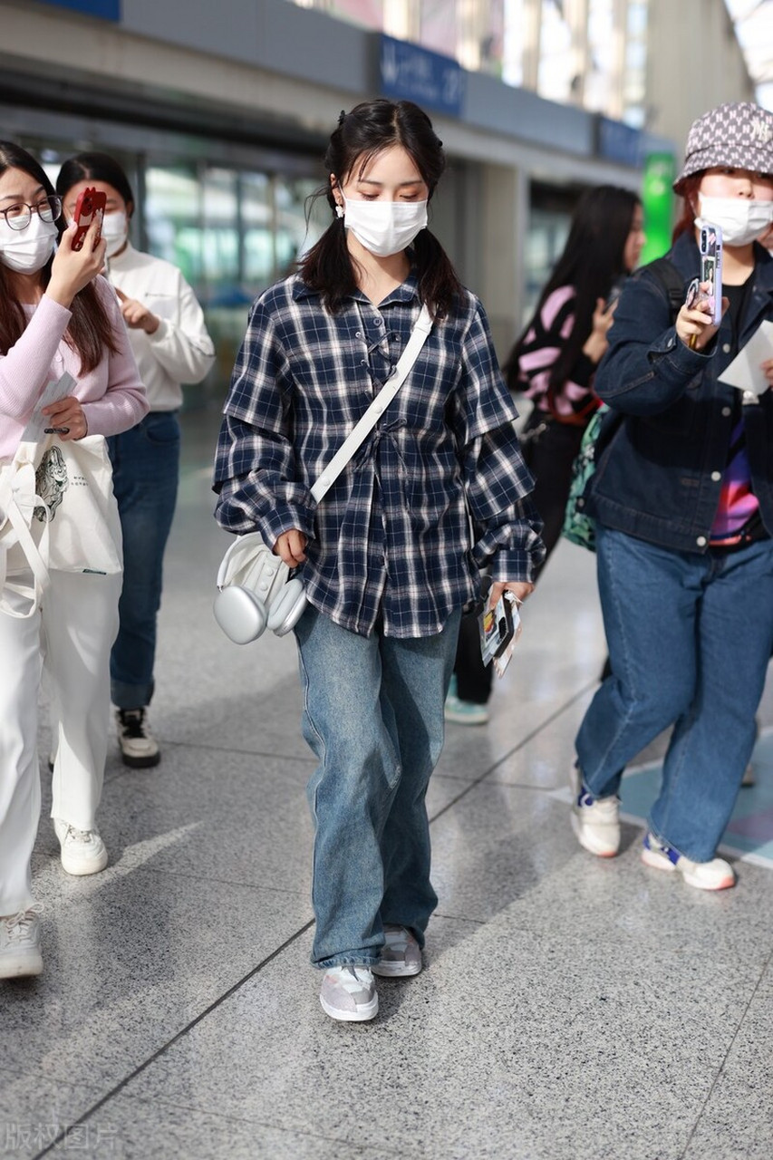 沈月 机场街拍,格纹衬衫搭配牛仔裤,运动鞋休闲随性!