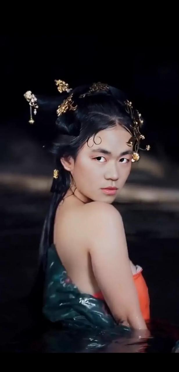 万万想不到王宝强女装这么美 [捂脸] ,小脸,单眼皮,眼神妩媚,性感