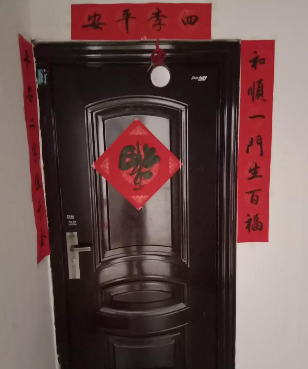 对门邻居家门头上挂了一面镜子和剪刀,很诡异,正对着我家房门.