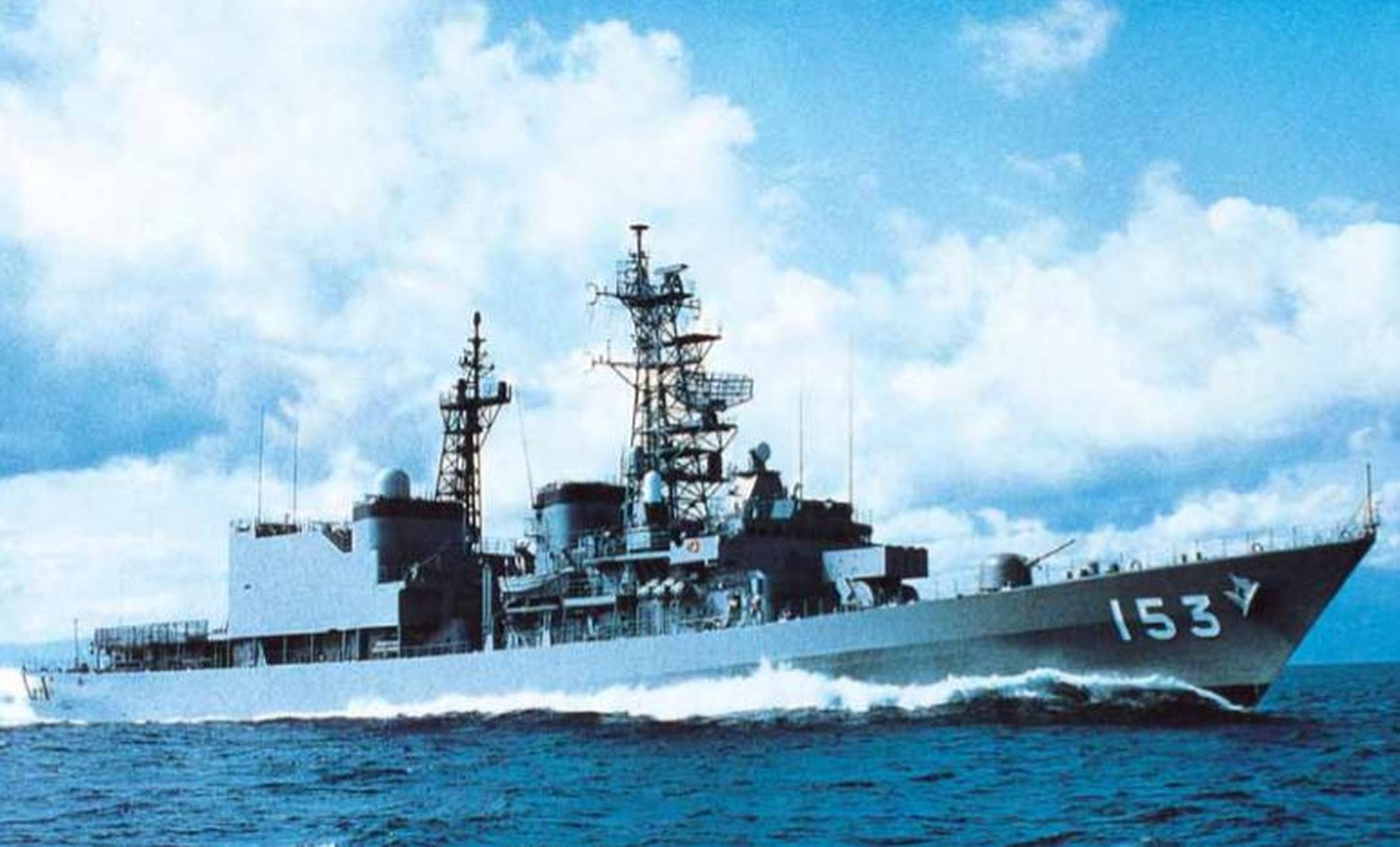 日本朝雾级驱逐舰,满载排水量4200吨,长137米,宽14.6米,高4.