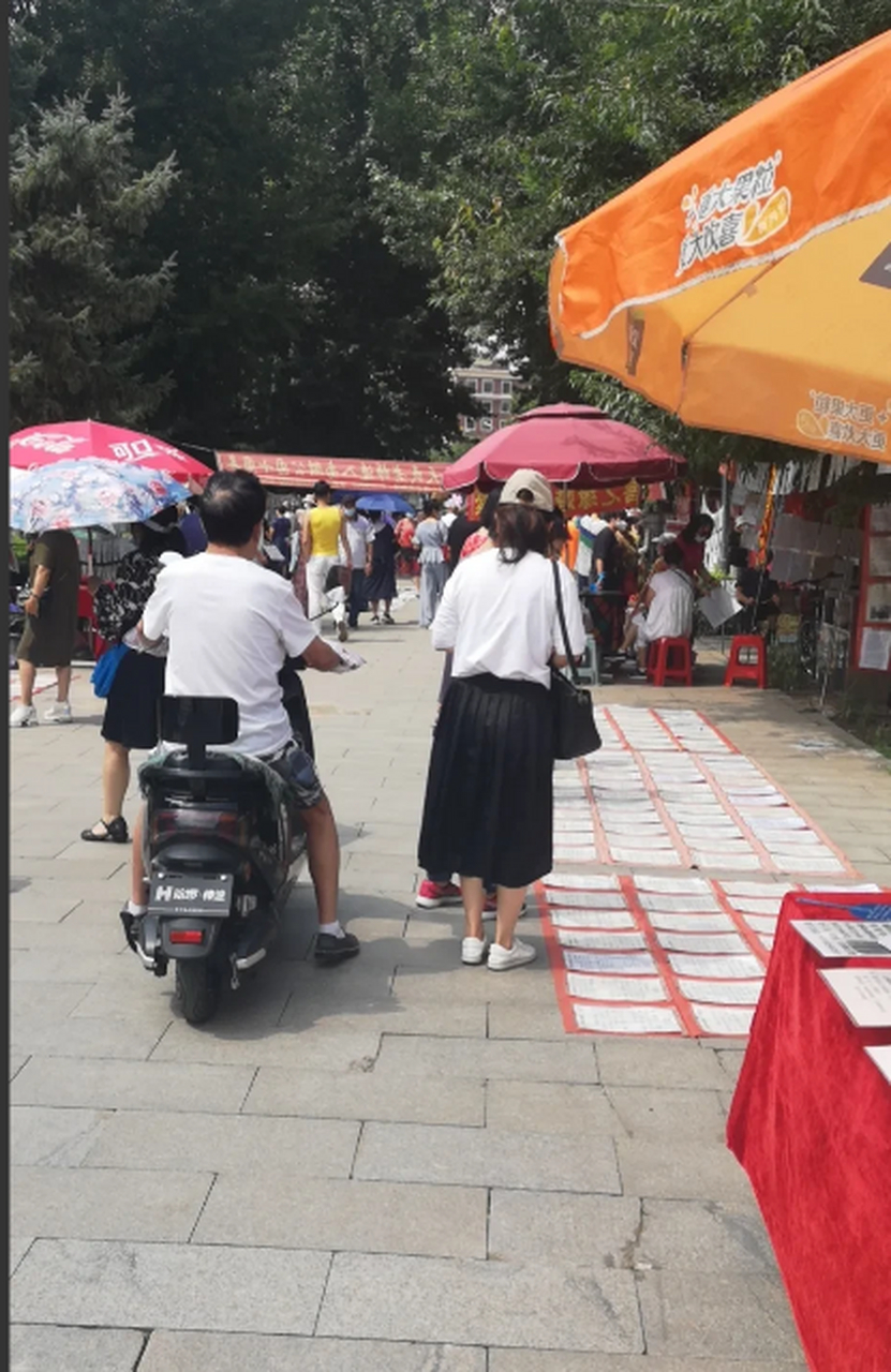 南湖公園的相親角,可憐天下父母心,還得幫孩子找對象!這孩子都這麼了?