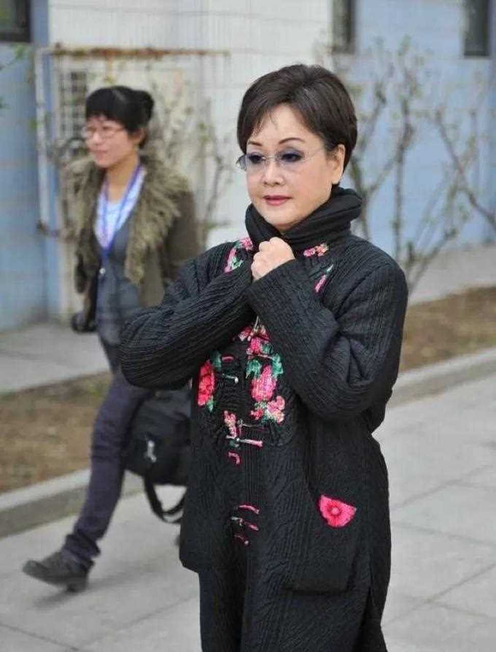 李谷一红毛衣 高跟靴去植树,短发配眼镜高雅贵气,状态好的完全看不出