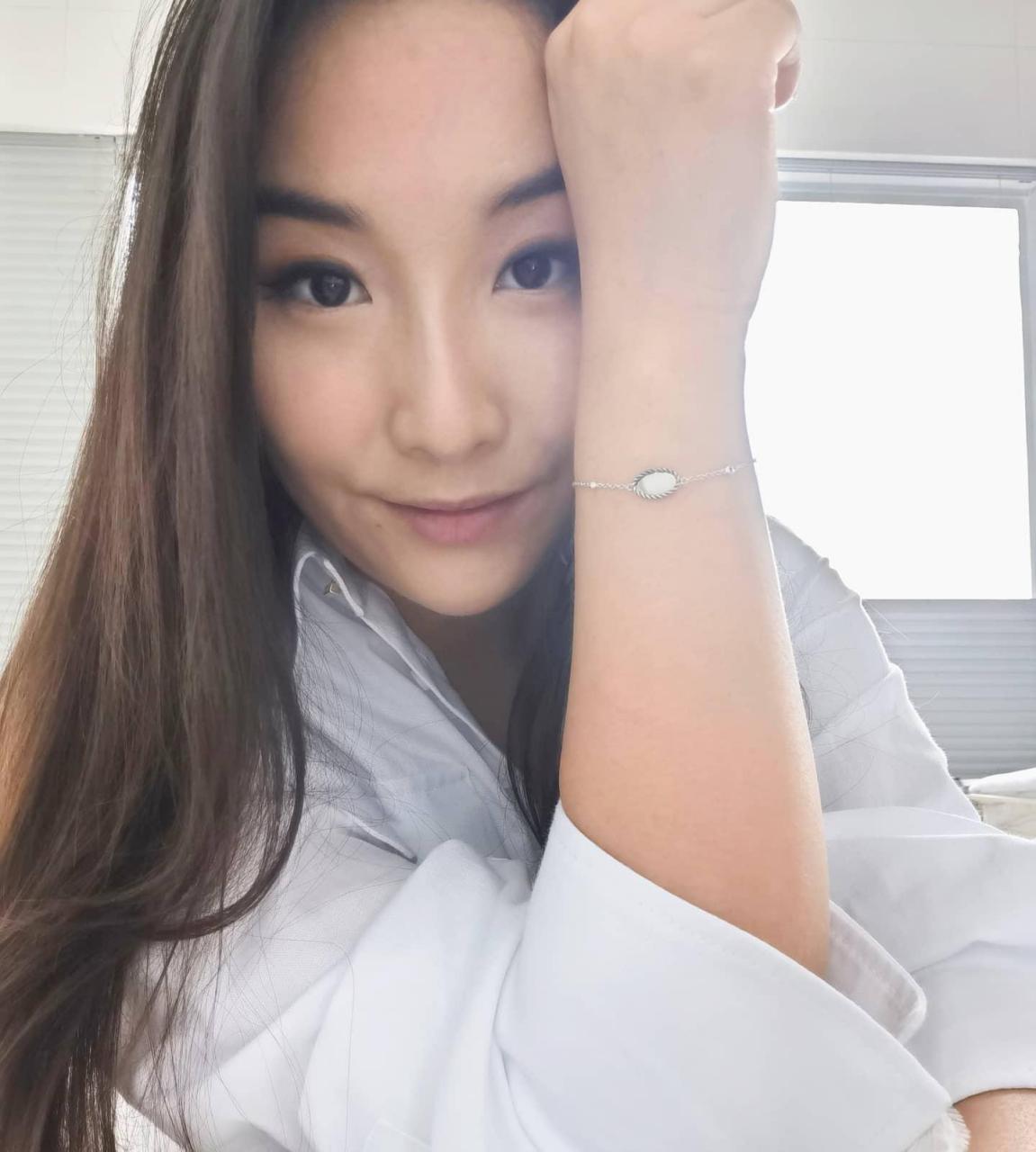 香港著名影星梁家辉的女儿梁颖晨生活照,她长得真的很漂亮