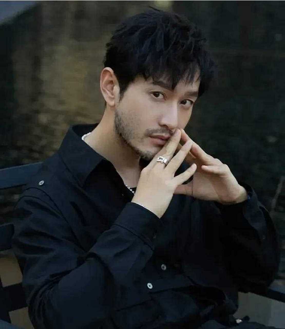 黄晓明留络腮胡子感觉更有男人味了,深邃的眼神,精致的五官有一种忧郁