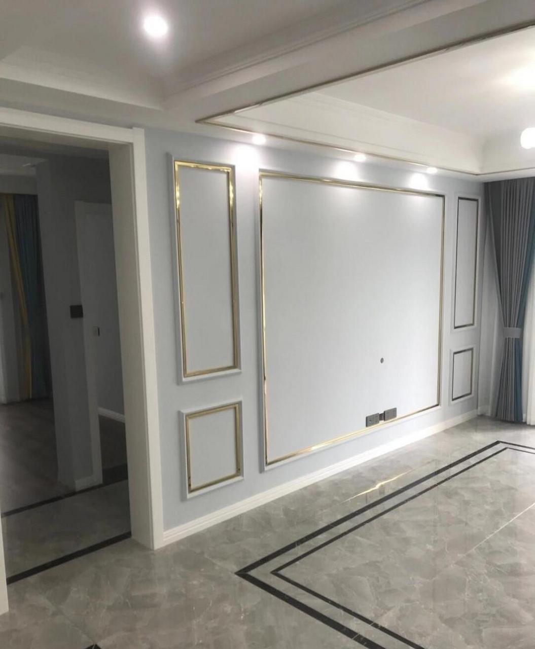 家里客厅电视背景墙,贴了金属线条,非常时尚,而且效果还不错,显得特别