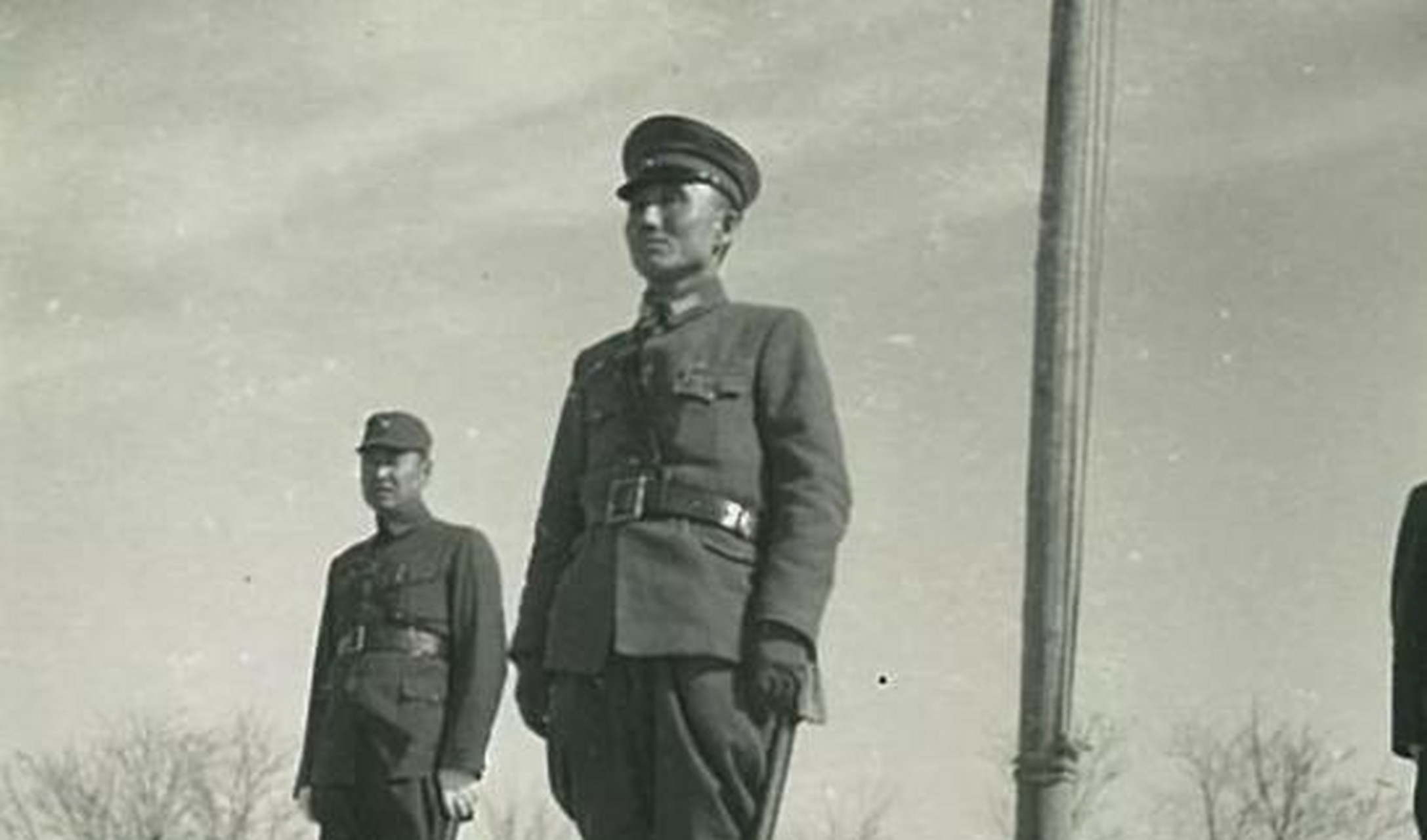 张自忠得知后要大义灭亲,吓得张岚峰四处躲避.[耶耶耶]