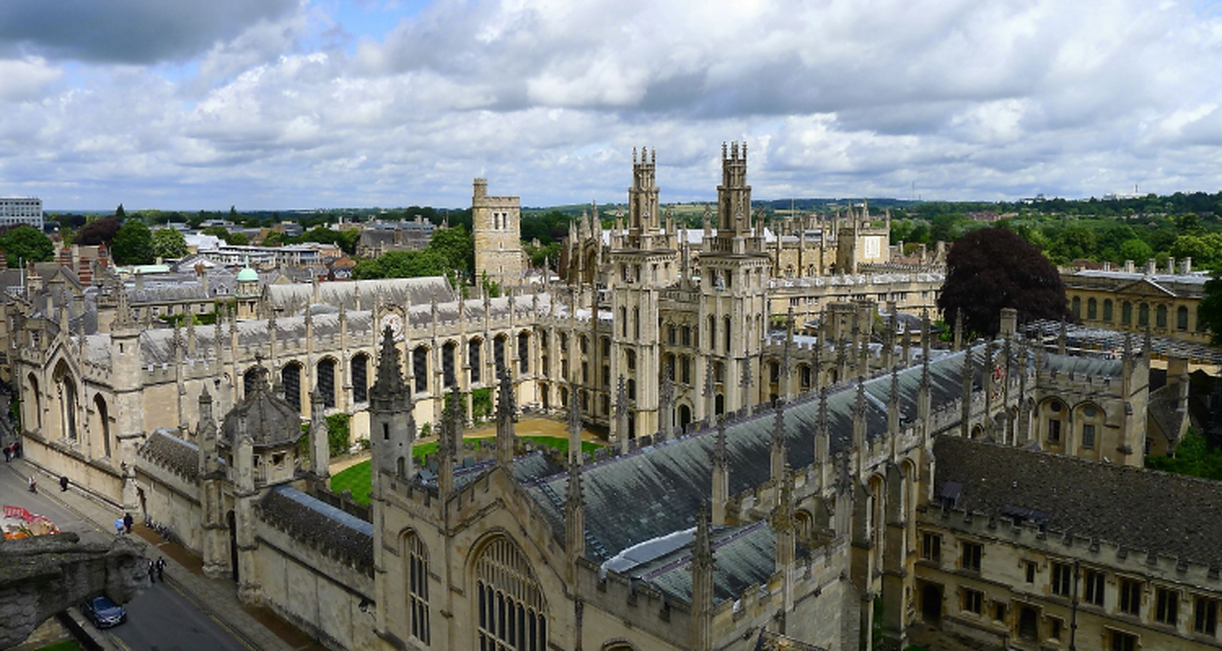 牛津大学是英国最古老,最著名的一所大学,其校园位于英国牛津市中心