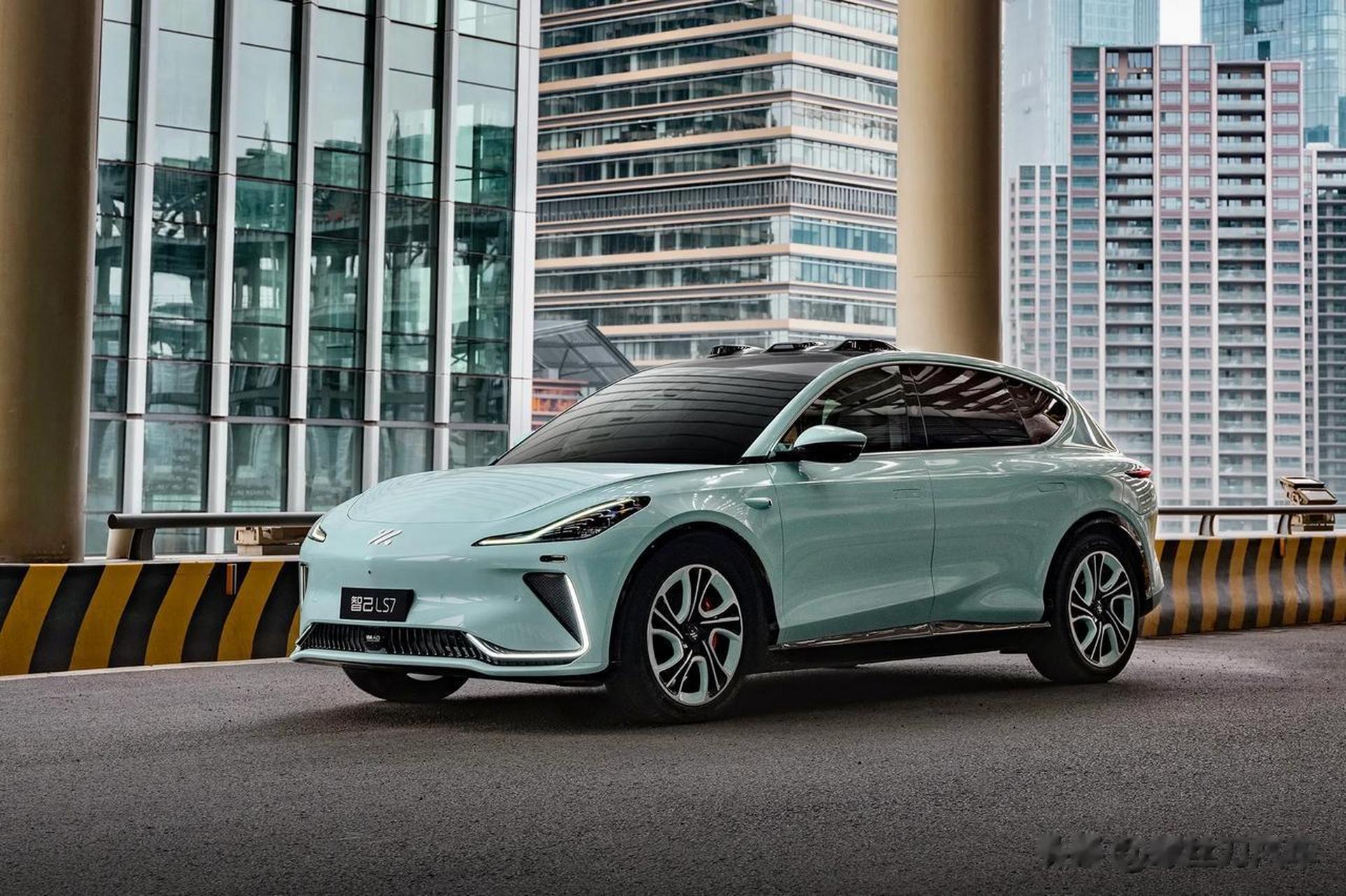 智己汽车推出"智己ls7电池分期专属金融方案"】5月24日,智己汽车官宣