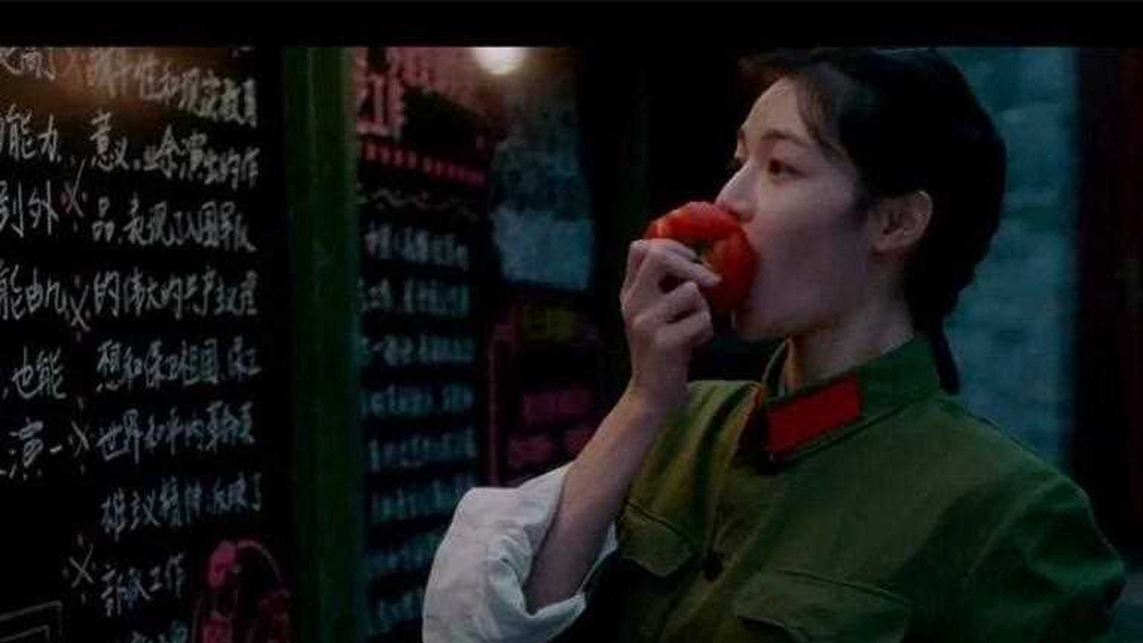 看电影《芳华》中肖穗子大口吃着西红柿的镜头,想起自己小时候的,那