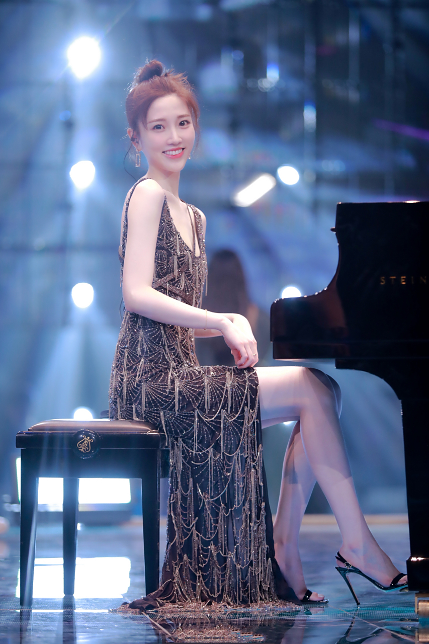 张纯烨[心]#气质美女# #性感美女