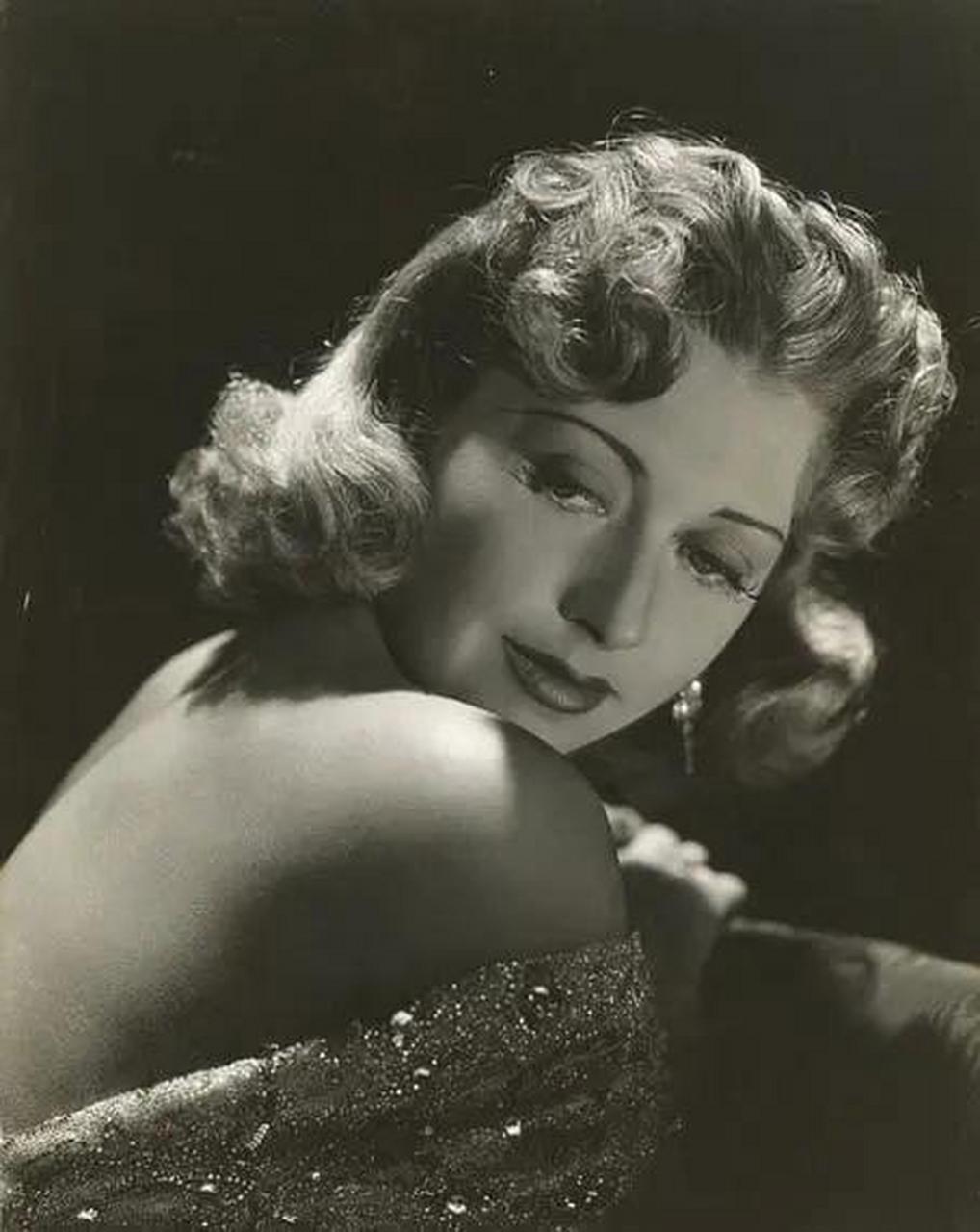 1949年,美国著名女演员琼·布朗德尔打电话时的照片.