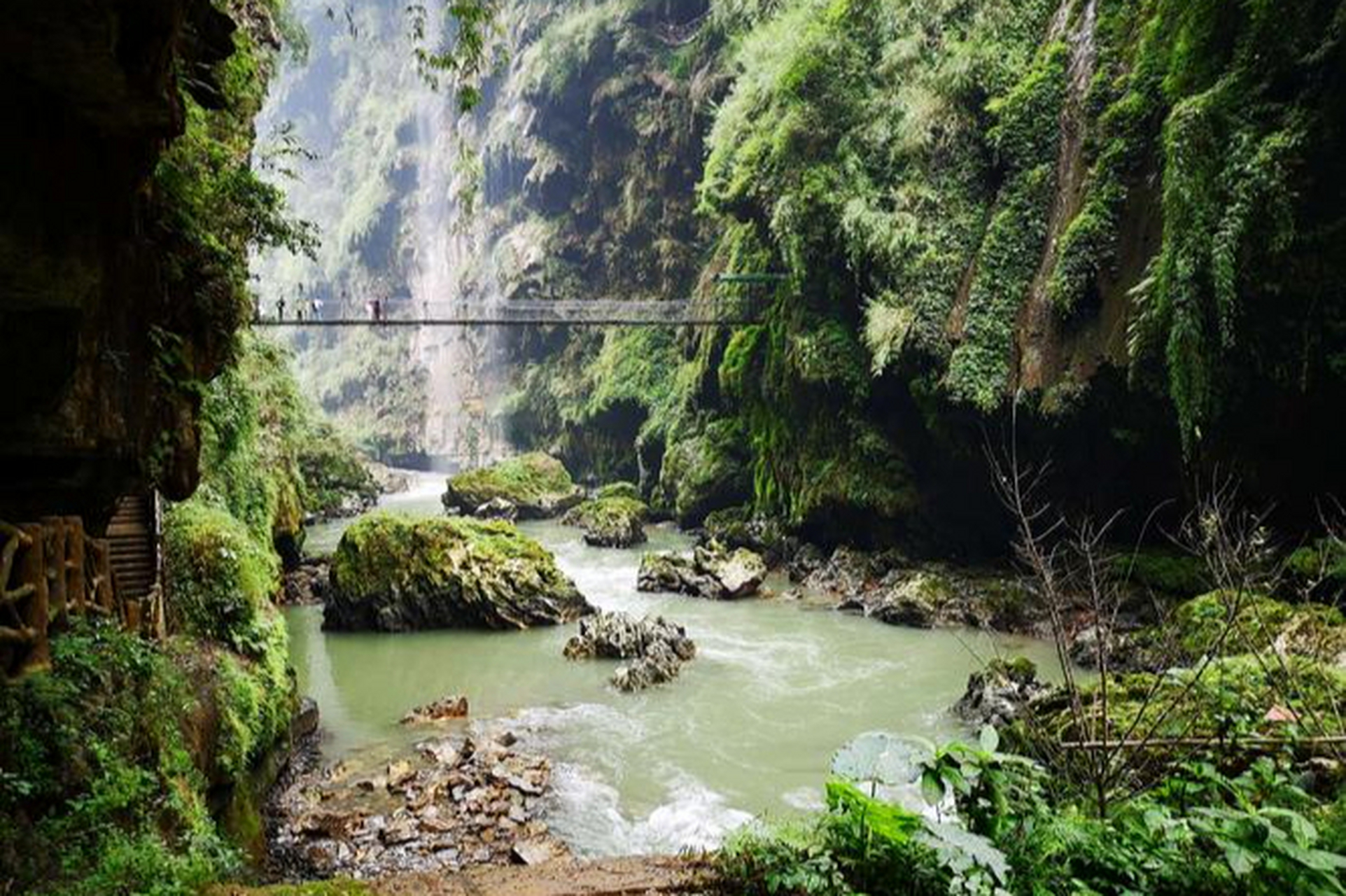 贵州马岭河峡谷:是一个4a级景区,这里集雄壮,奇幻,险峻,秀美于一身.